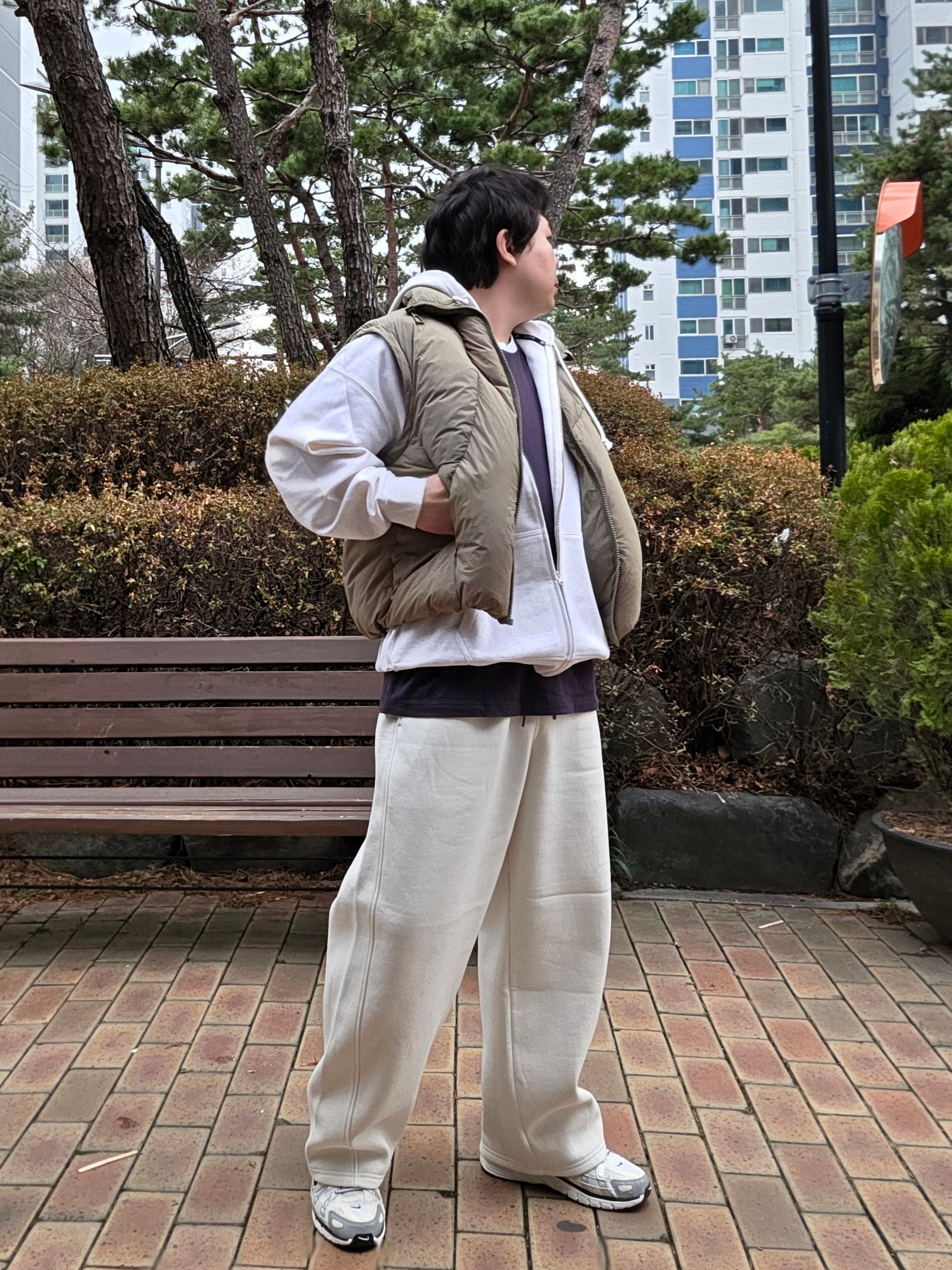 (W) GU Heavy Weight Sweat Barrel Leg Pants Natural, (W) Nike P-6000 Coconut Milk Metallic Silver 착용 스타일 - 1