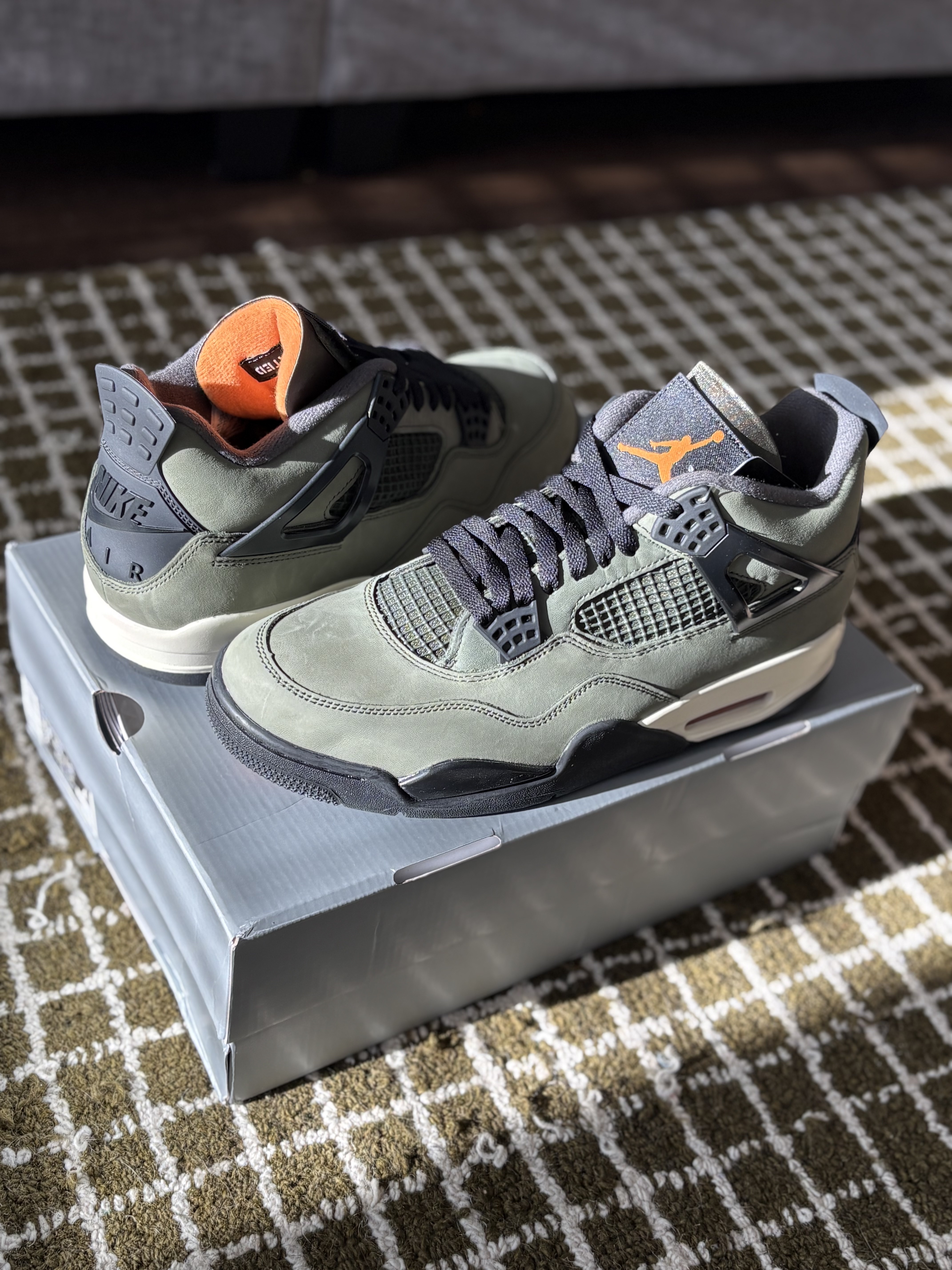 Jordan 4 x Undefeated Retro OG SP Deep Green and Clementine 착용 스타일 - 2