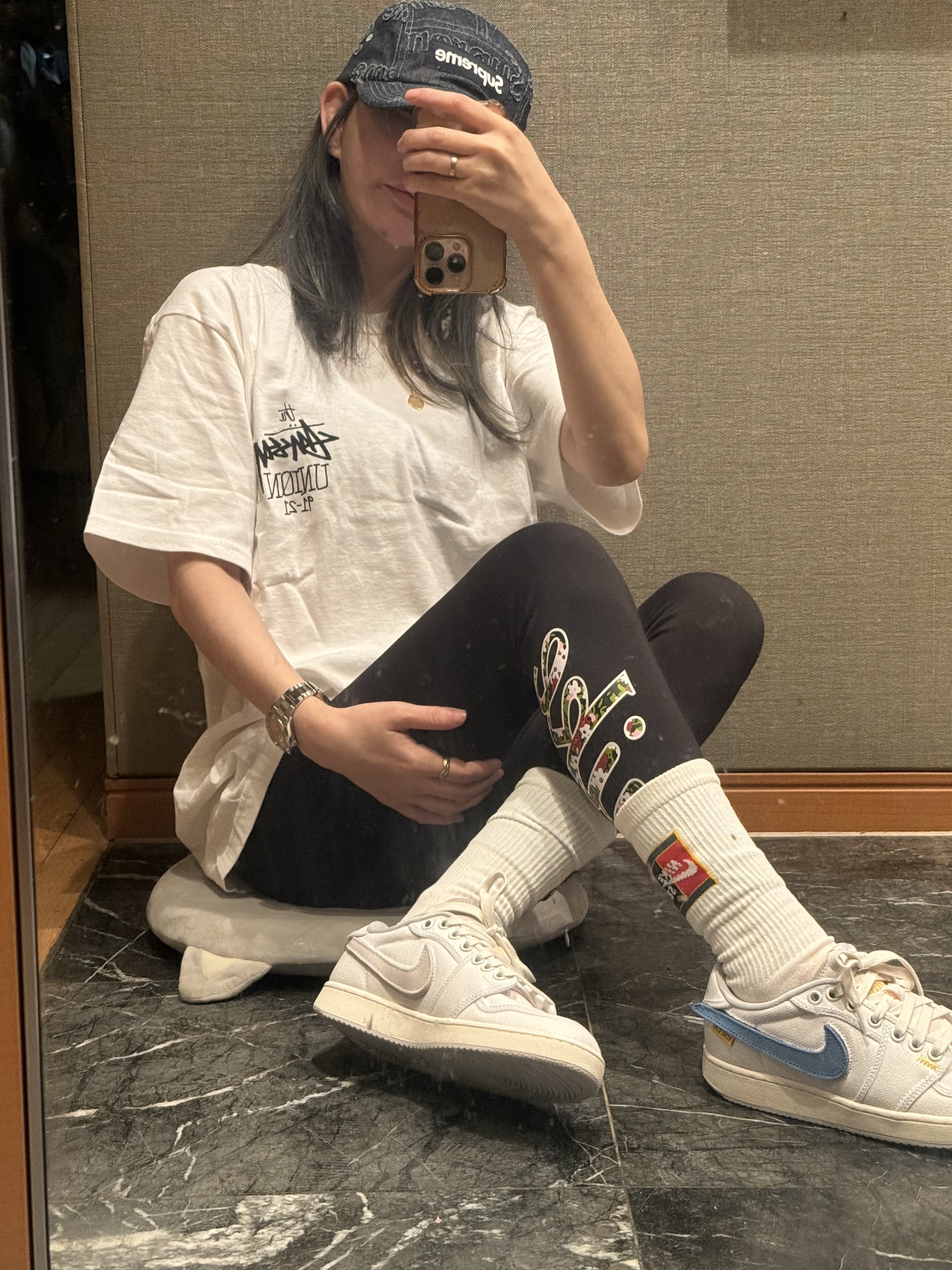(GS) Jordan 1 Mid Pollen, Stussy x Union Free Your Soul T-Shirt Black 착용 스타일 - 4