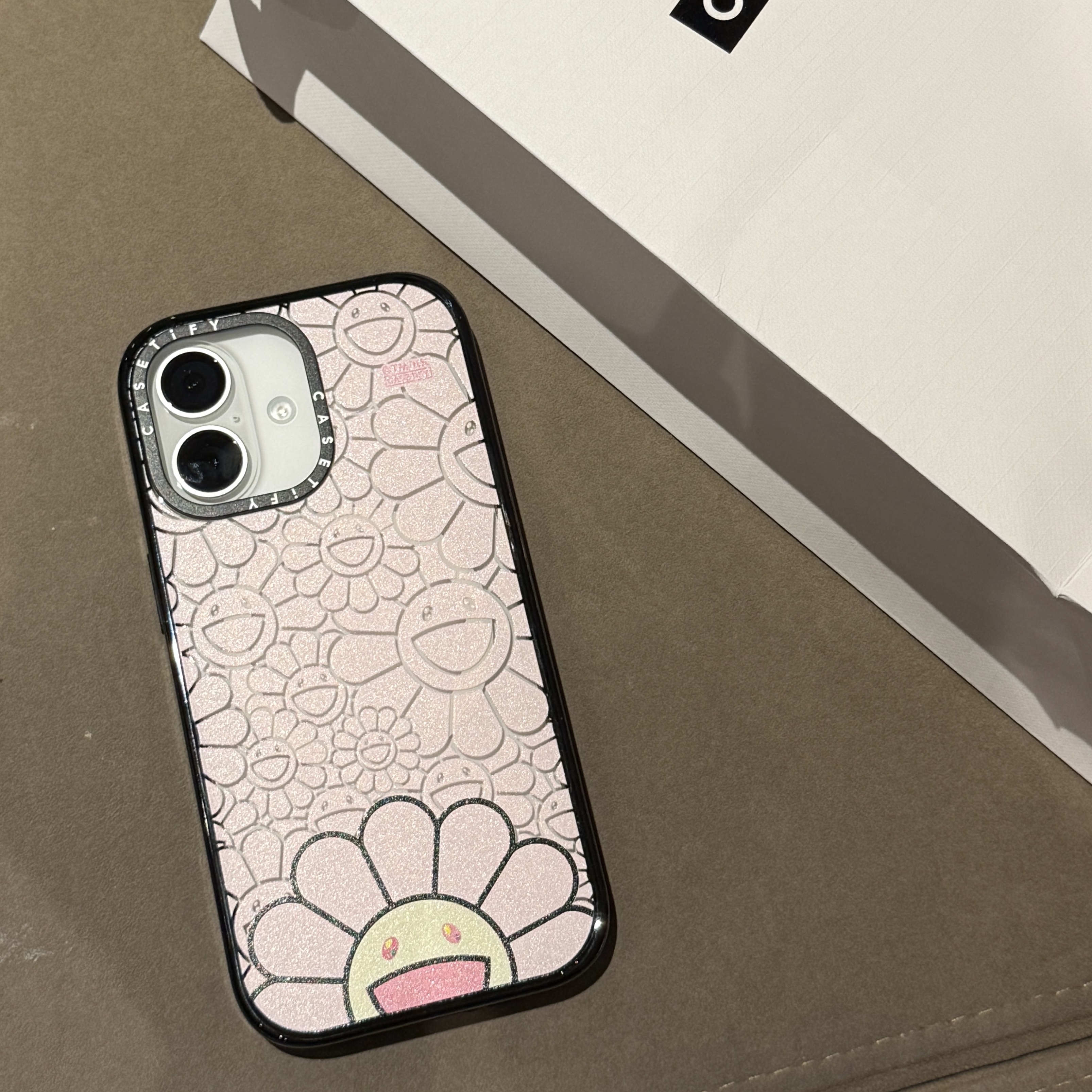 Casetify x Murakami Takashi iPhone Smile Rainbow Phone Magsafe Glazed Case, Casetify x Murakami Takashi iPhone Smile Pink Phone Magsafe Impact Case 착용 스타일 - 3