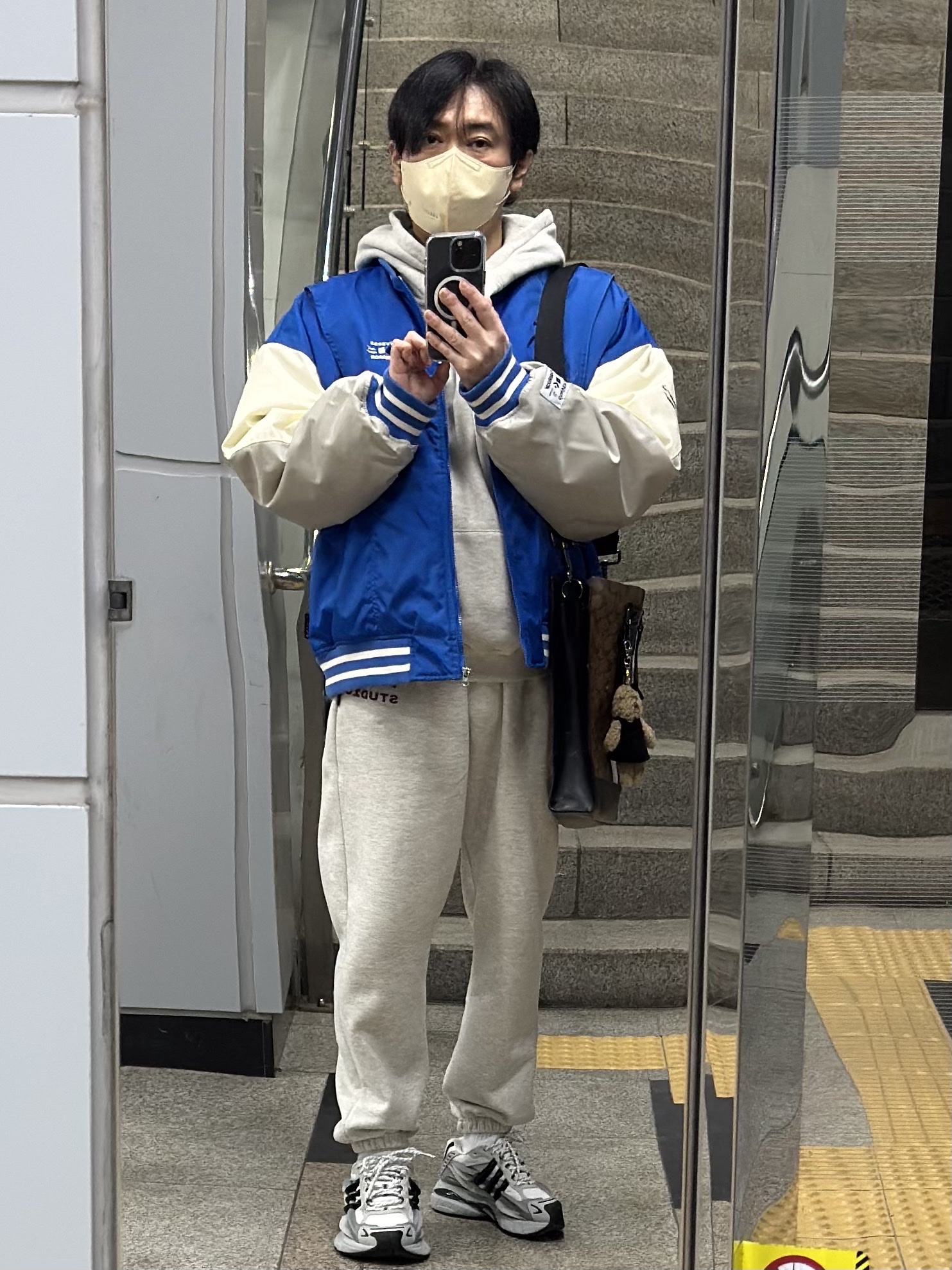 Adidas x Pharrell Williams Adistar Jellyfish Solid Grey Core Black, Converse x Ader Error Shapes Varsity Jacket Cobalt 착용 스타일 - 1