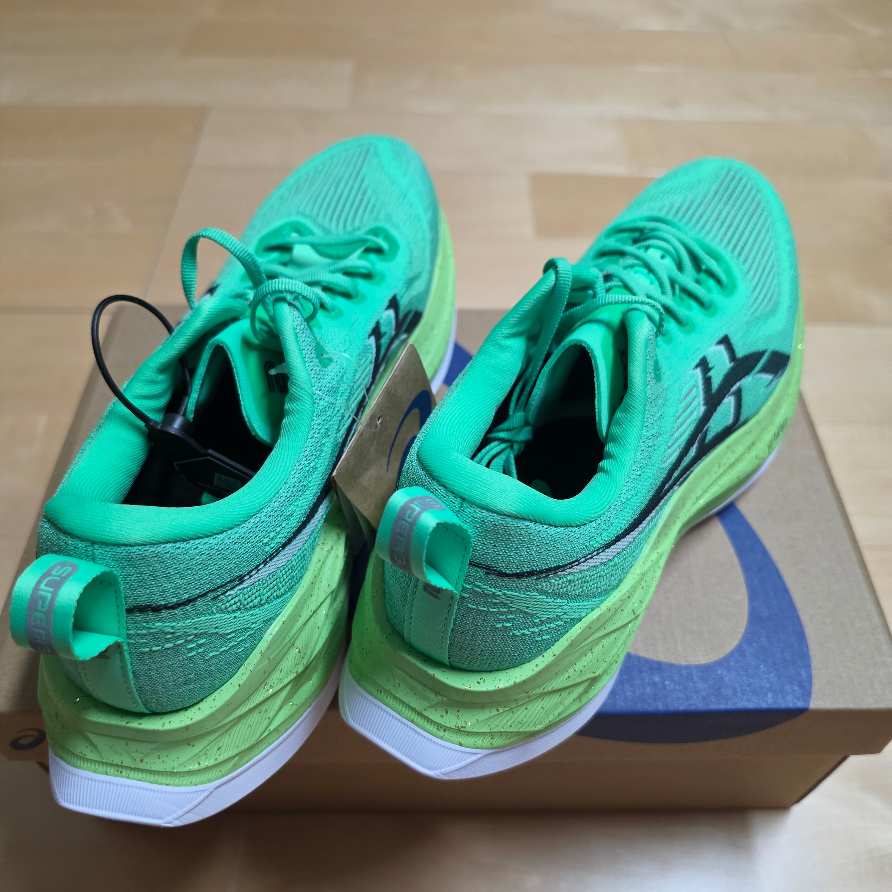 Asics Superblast 2 Ekiden Vital Green Black 착용 스타일 - 3