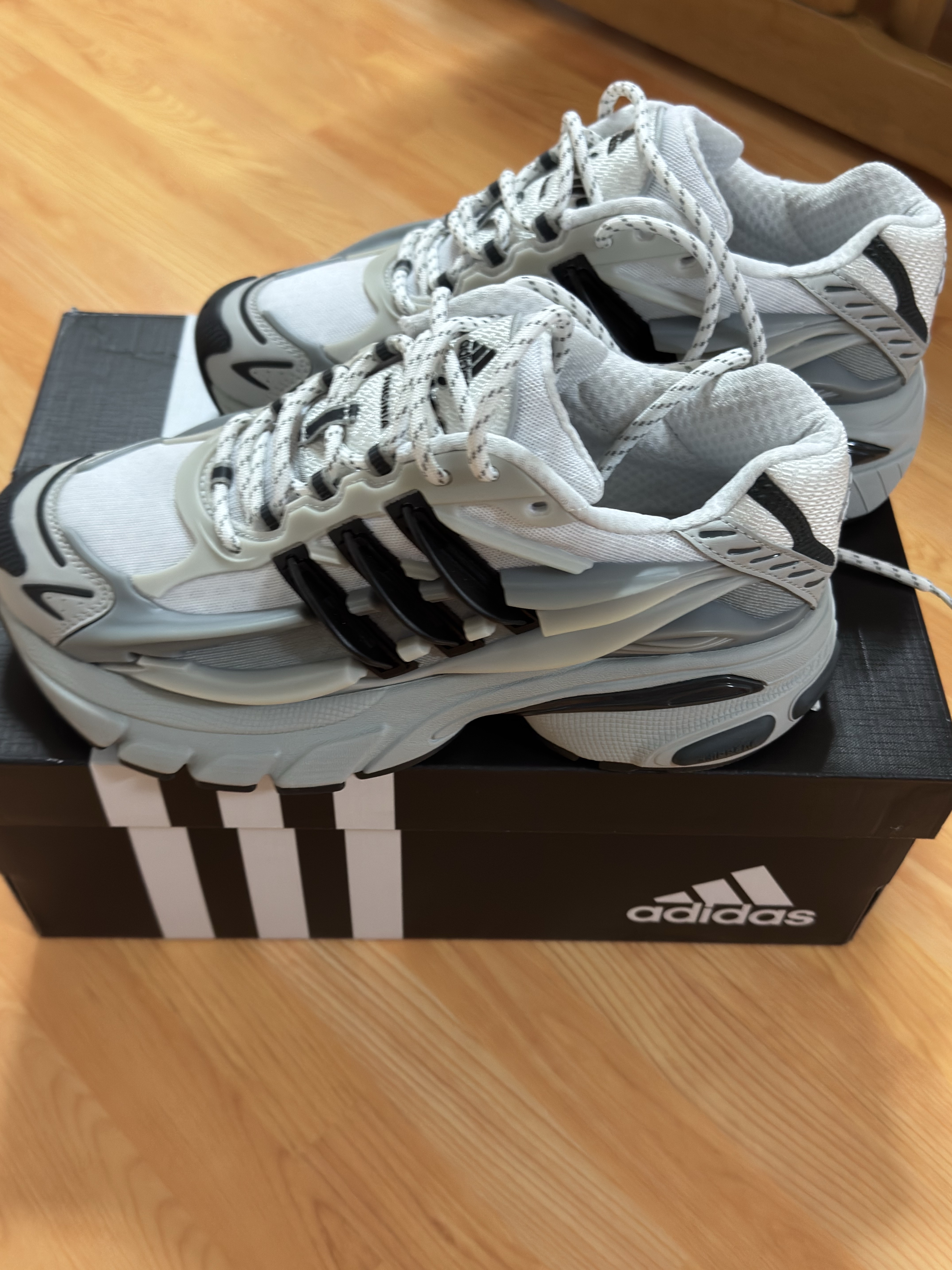 Adidas x Pharrell Williams Adistar Jellyfish Solid Grey Core Black, Converse x Ader Error Shapes Varsity Jacket Cobalt 착용 스타일 - 5