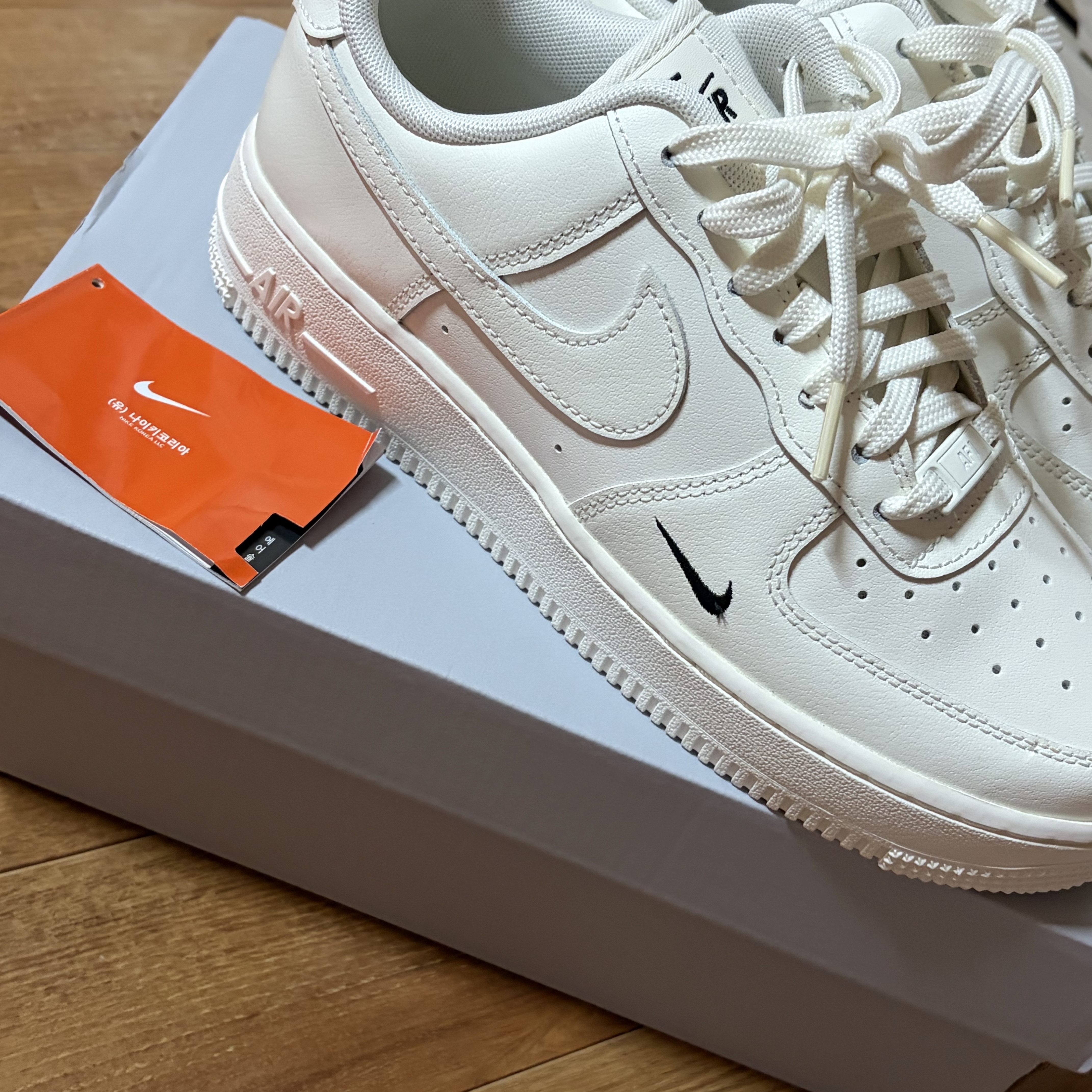 (W) Nike Air Force 1 '07 Essential TRK3 Sail 착용 스타일