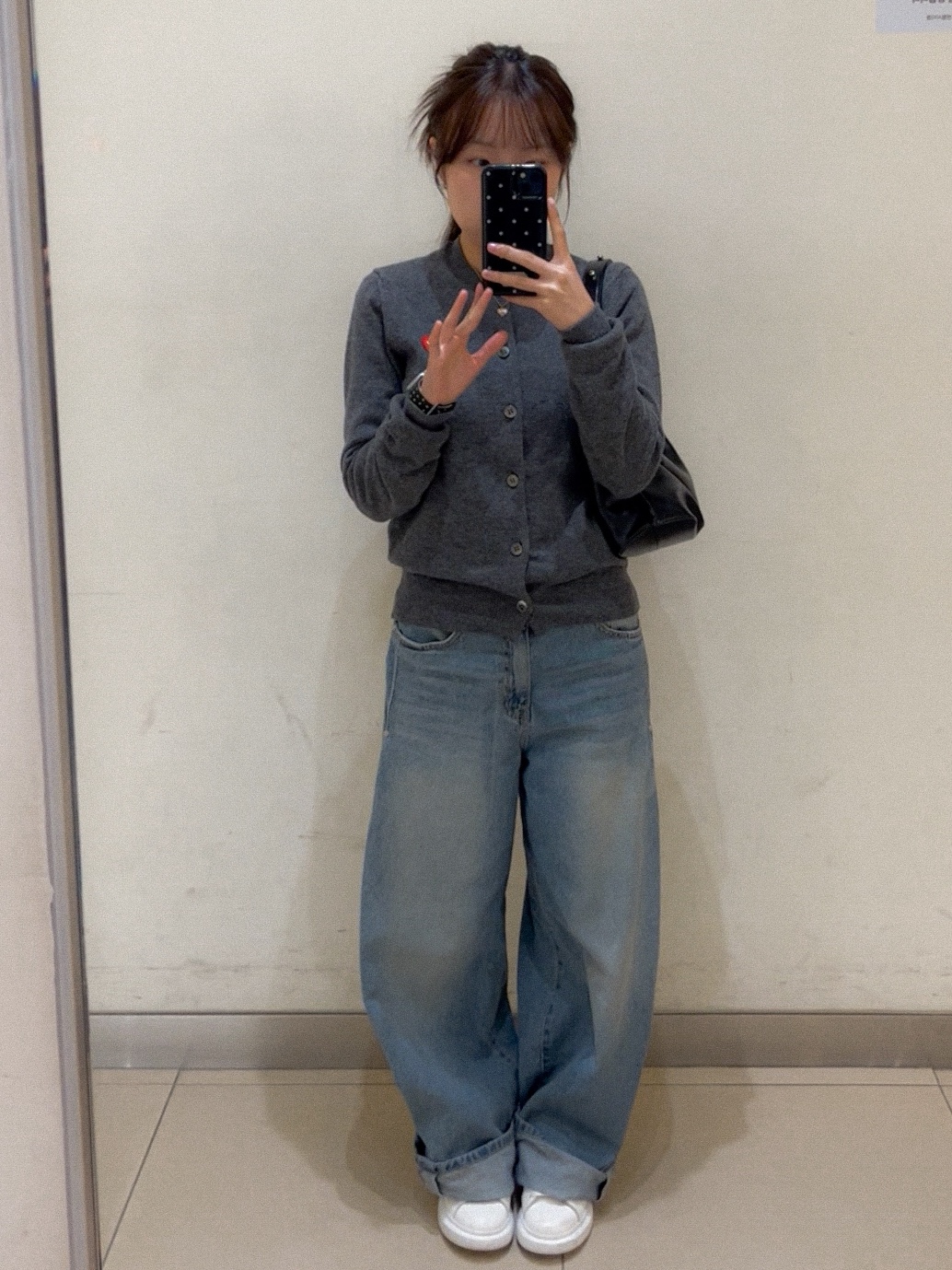 Play Comme des Garcons Red Heart Knit Cardigan Grey, (W) Alexander McQueen Oversized Sneakers White 착용 스타일
