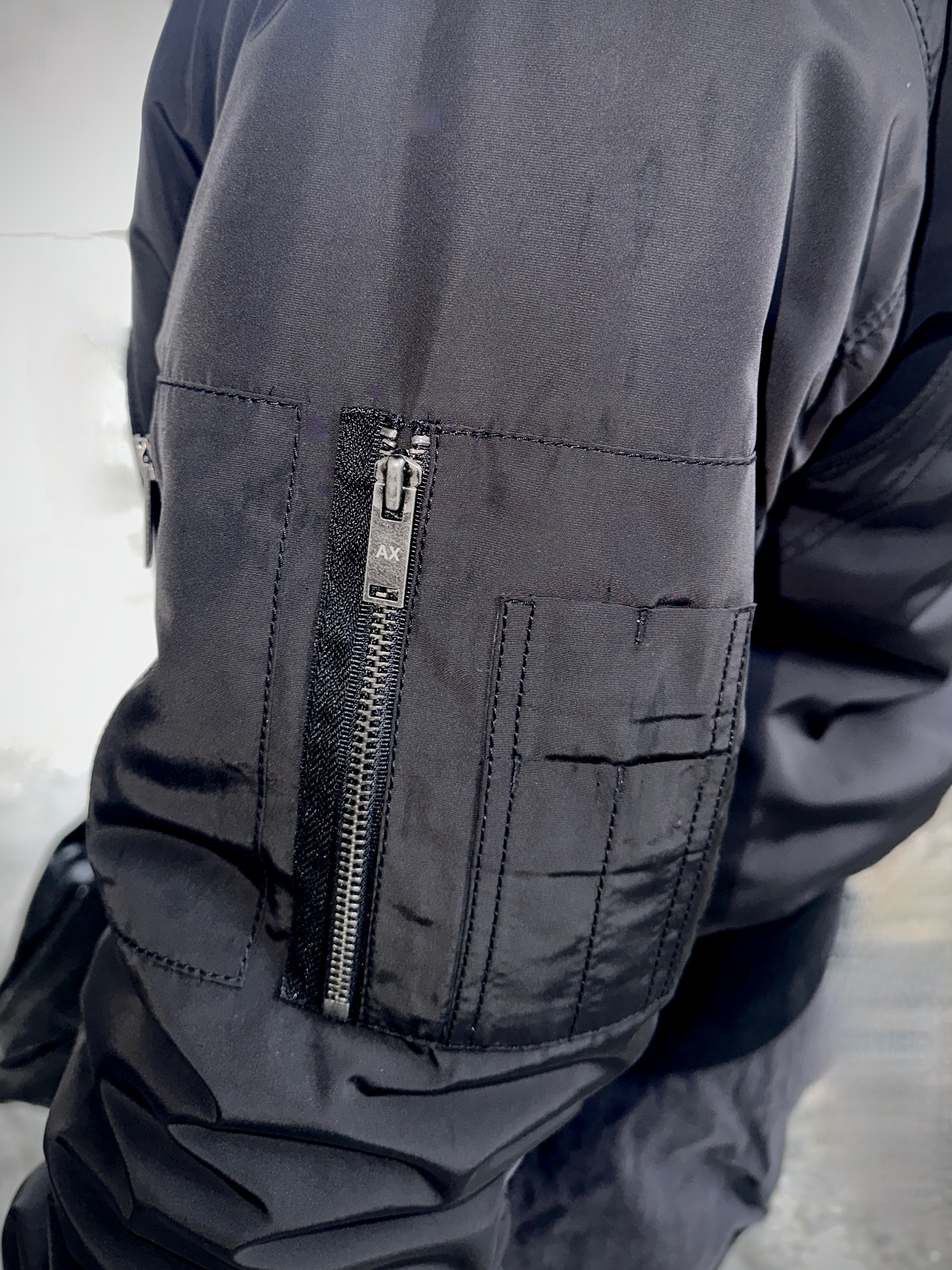 AX CONNECTION Tactical Cargo Bomber Jacket, Yeezy Gap Engineered By Balenciaga Sateen Cargo Pants Black 착용 스타일 - 2