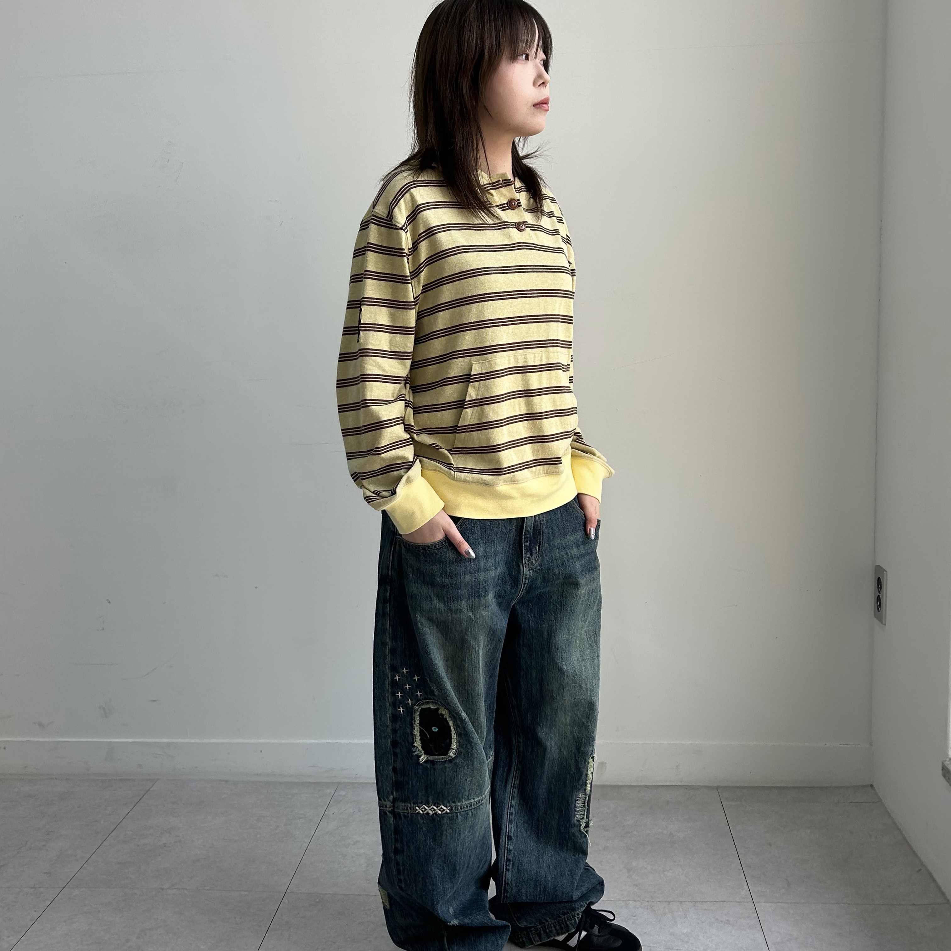 MAINBOOTH Cookie Stripe Hood T-shirt YELLOW, MAINBOOTH Repaired Denim Pants BLUE 착용 스타일 - 3
