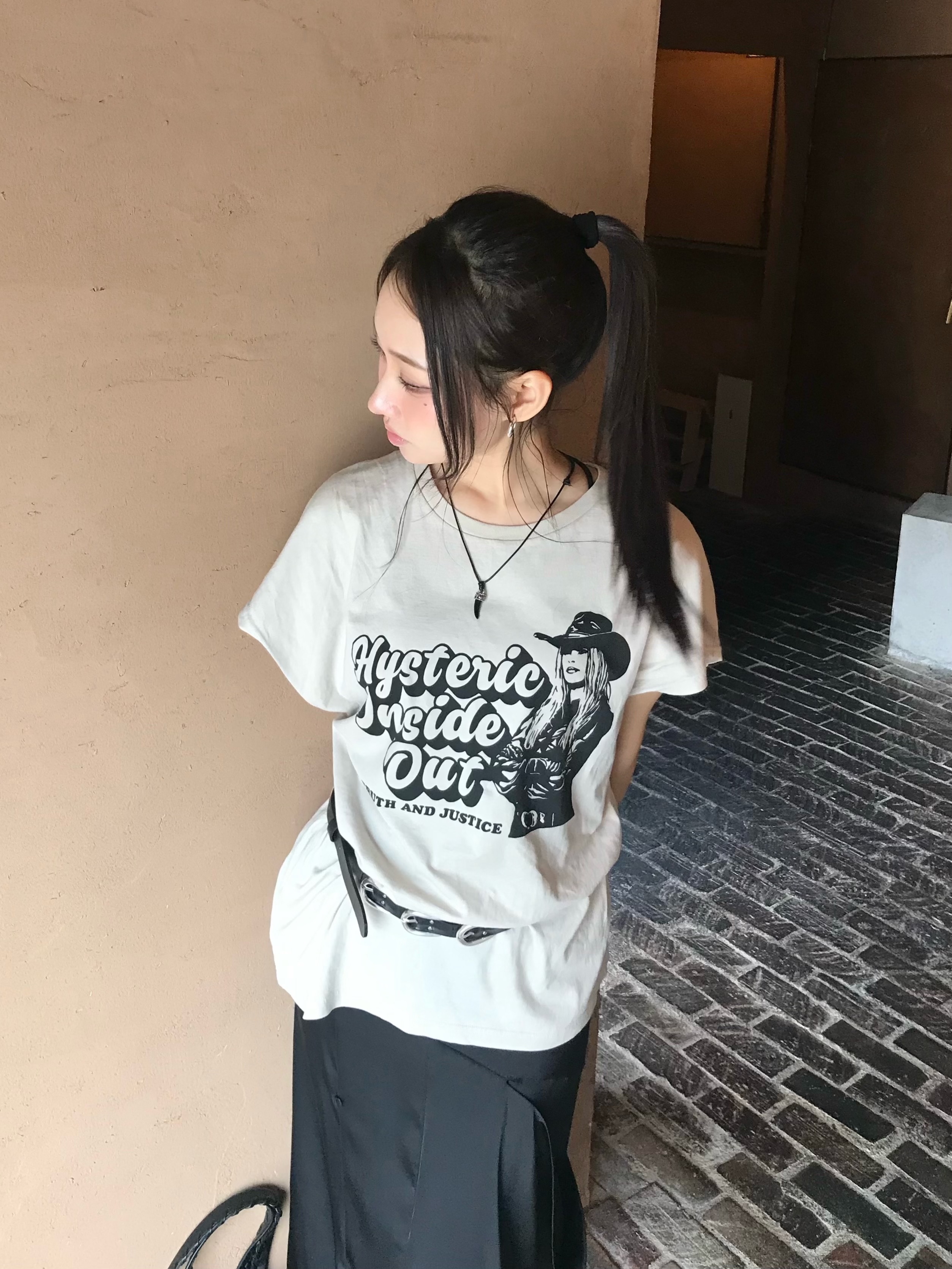 (W) Hysteric Glamour Inside Out T-Shirt Beige, (W) Hysteric Glamour Inside Out T-Shirt Black 착용 스타일 - 1