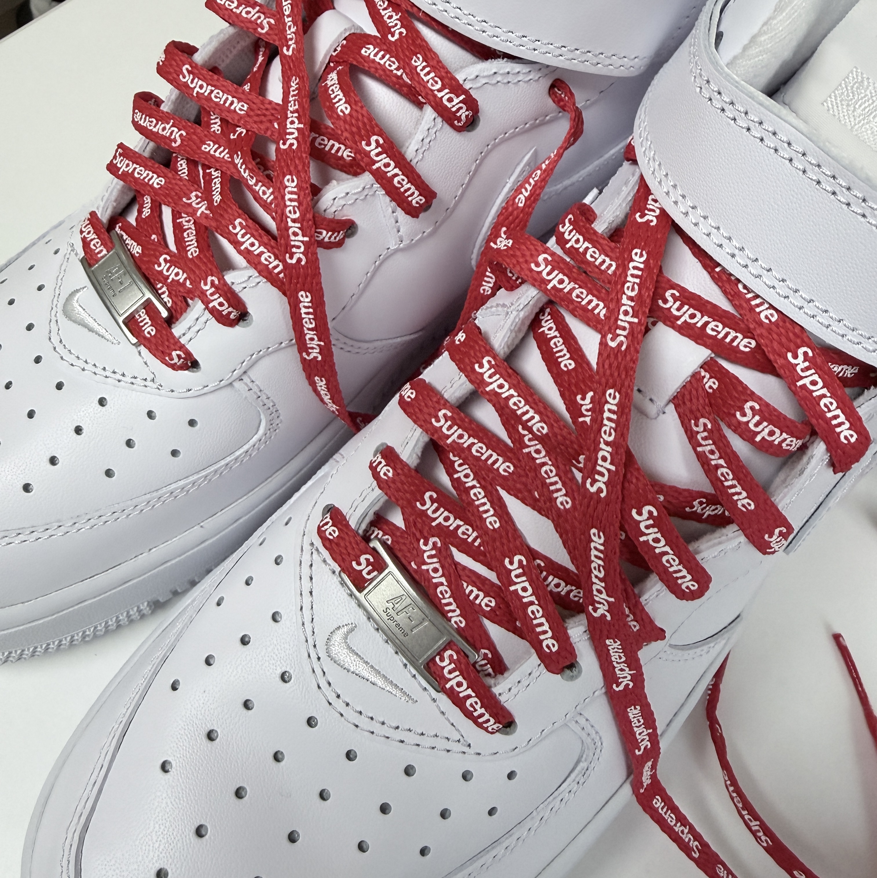 Nike x Supreme Air Force 1 Mid White 착용 스타일 - 1