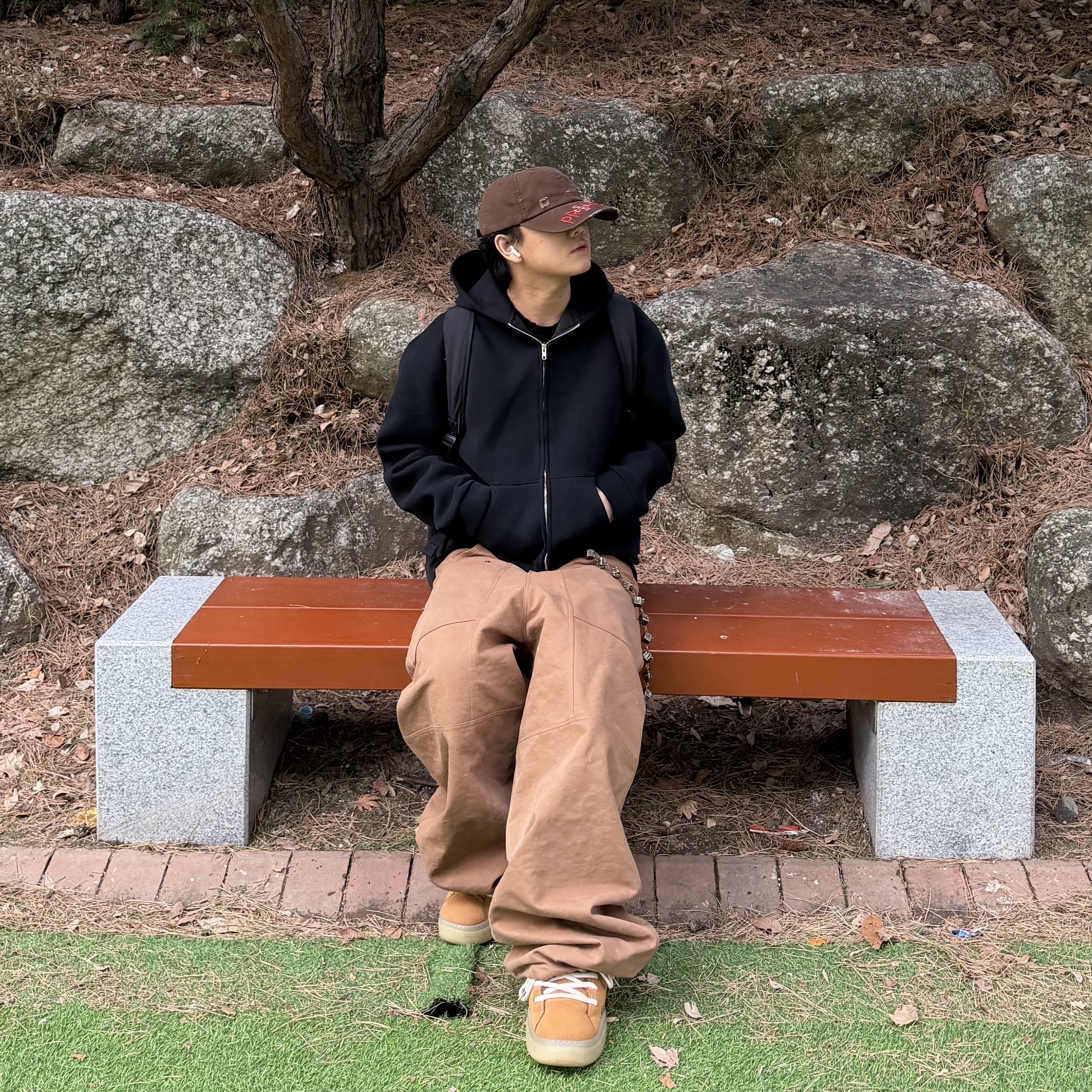 ETCE Washed Property Cap Brown, MJD X Koin Seoul Cropped Zip-Up Hoodie Black 착용 스타일 - 3