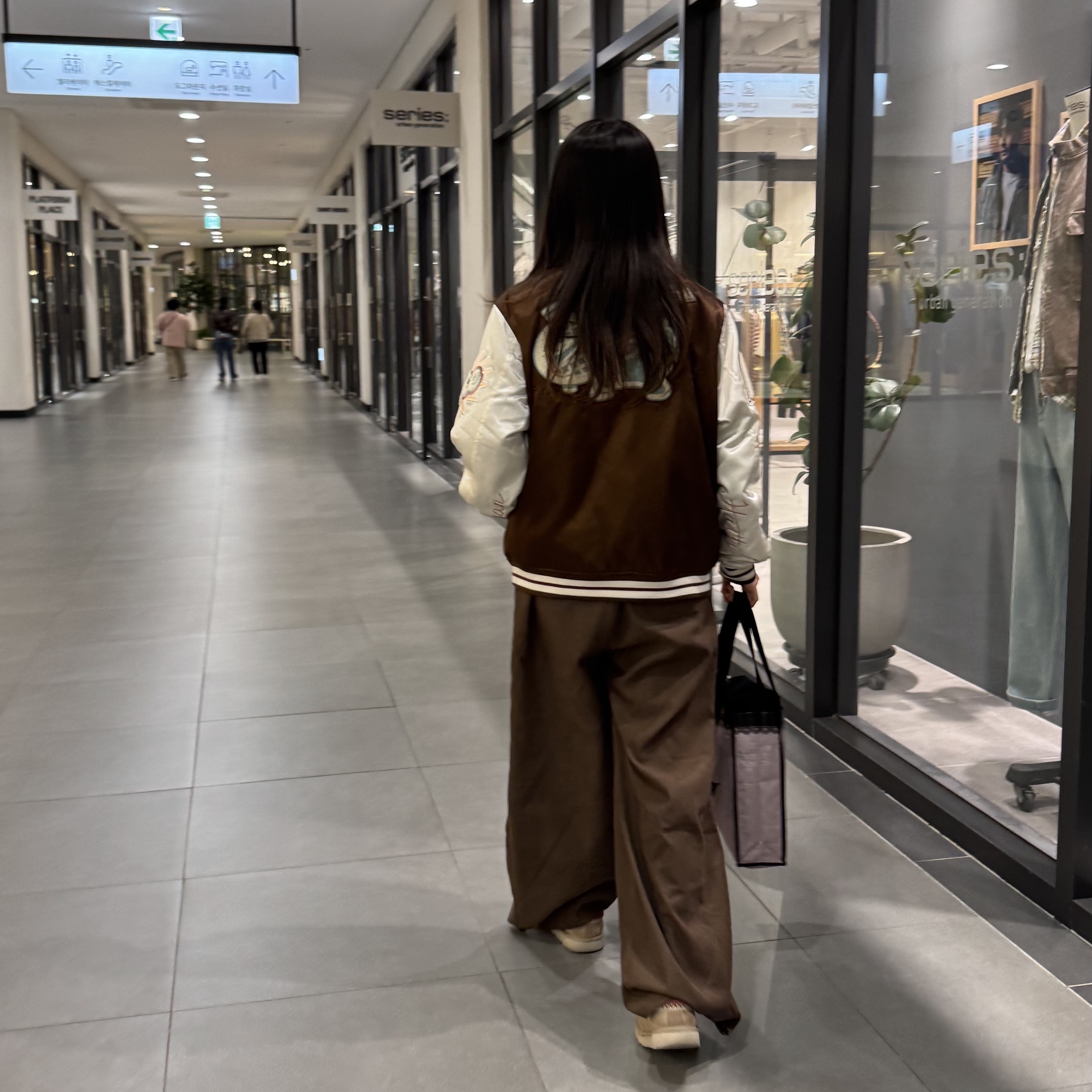 (W) UGG Tasman II Sand Dark Cherry, (W) Nike Naomi Osaka Varsity Jacket Cacao Wow 착용 스타일