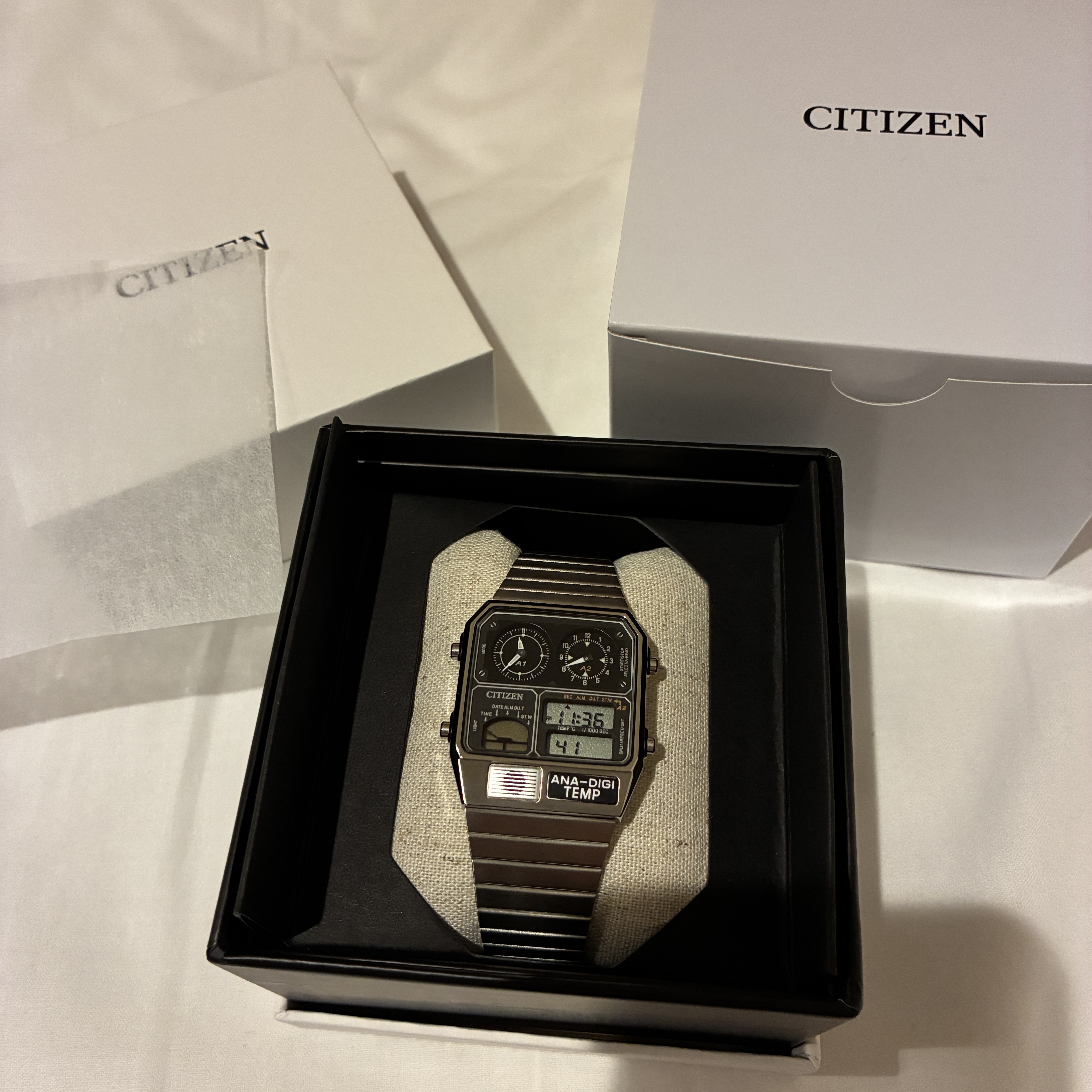 Citizen Chronograph Quartz 33mm Stainless Steel Silver 착용 스타일