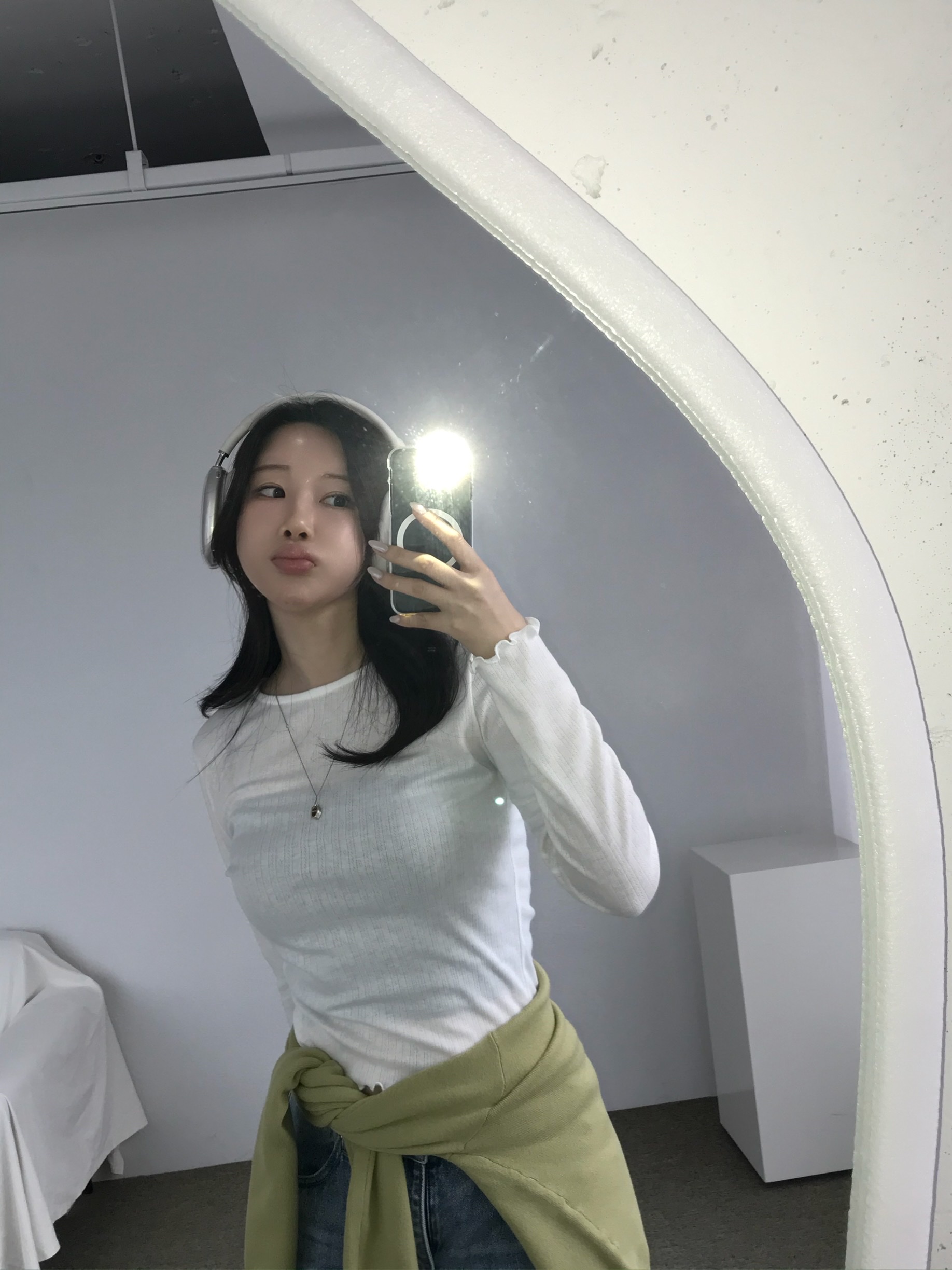 Apple AirPods Max USB C Starlight (Korean Ver.) 착용 스타일