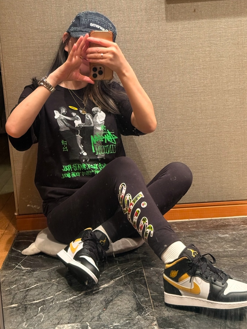 (GS) Jordan 1 Mid Pollen, Stussy x Union Free Your Soul T-Shirt Black 착용 스타일 - 3