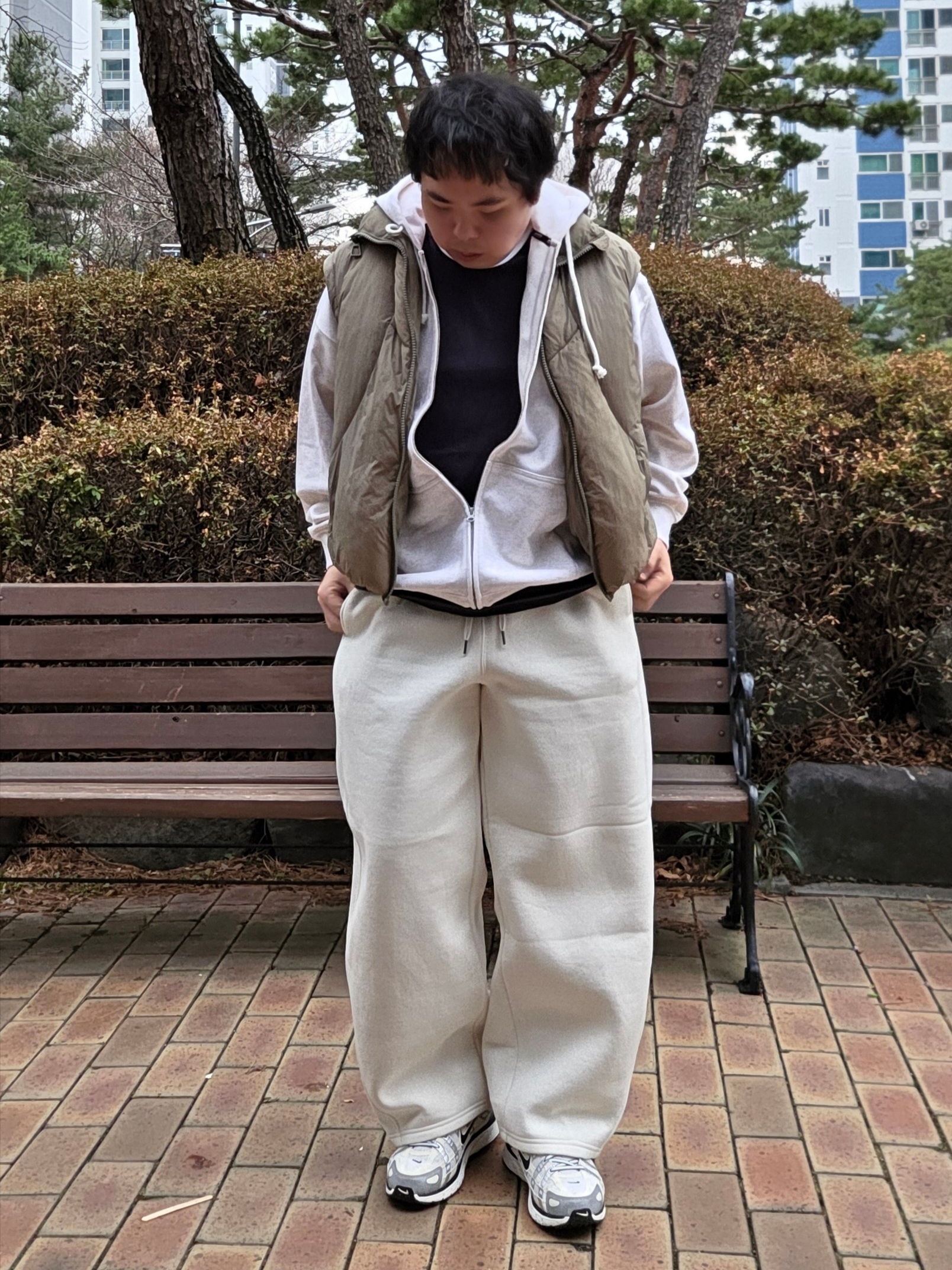(W) GU Heavy Weight Sweat Barrel Leg Pants Natural, (W) Nike P-6000 Coconut Milk Metallic Silver 착용 스타일 - 2