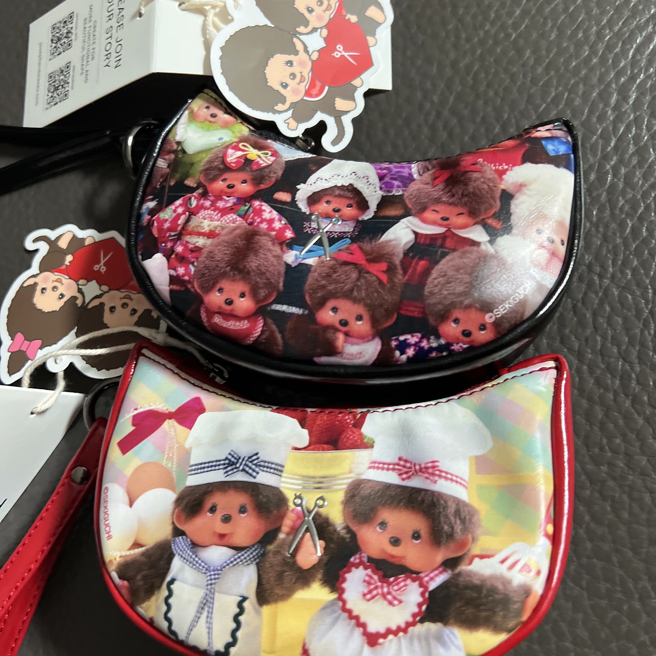 JOSEPH&STACEY Bib Pouch Team Monchhichi Black 착용 스타일