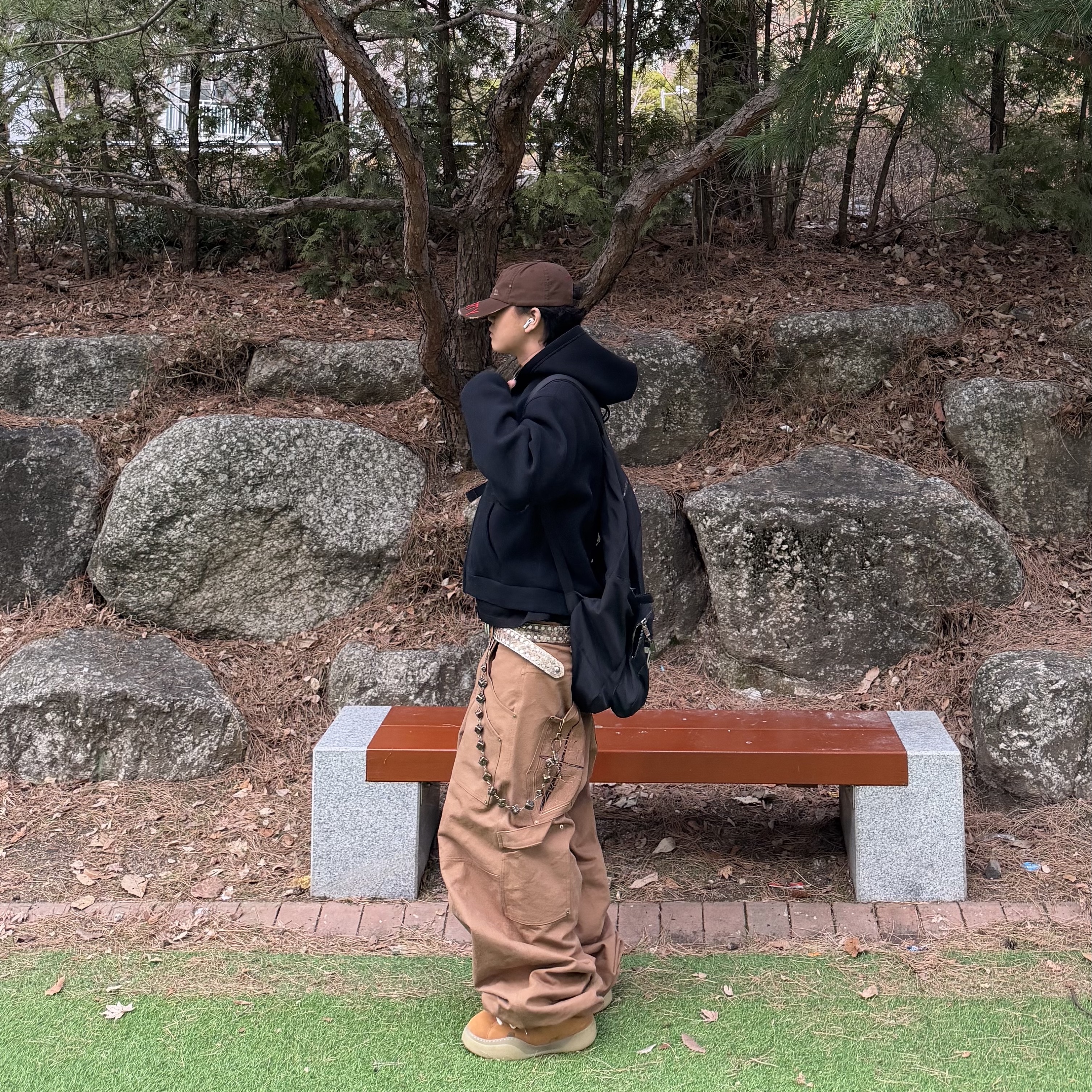 ETCE Washed Property Cap Brown, MJD X Koin Seoul Cropped Zip-Up Hoodie Black 착용 스타일 - 4
