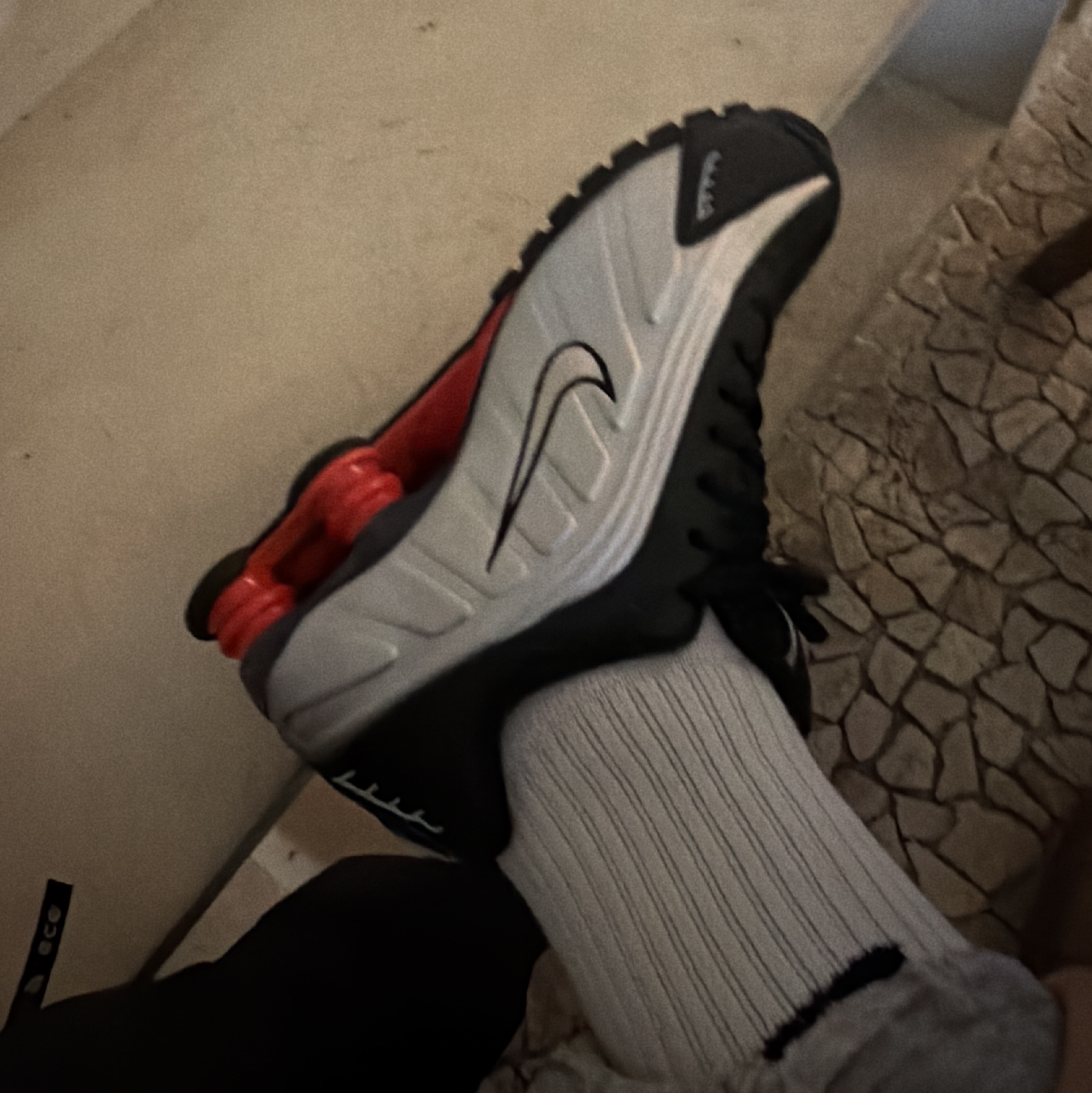 (W) Nike Shox R4 OG Black Light Crimson 착용 스타일 - 2