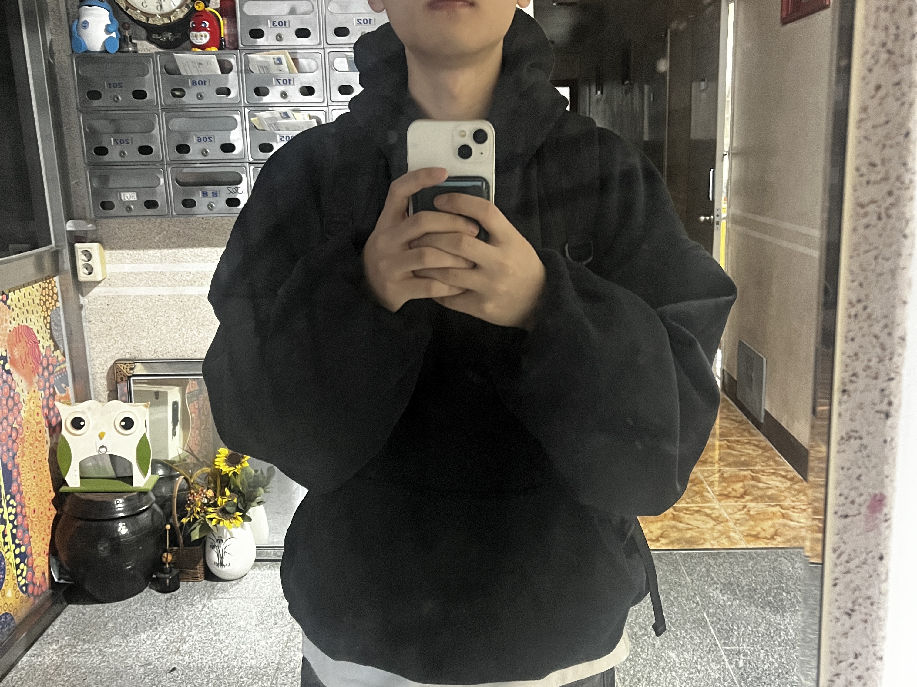 Yeezy Gap Engineered By Balenciaga Dove Hoodie Washed Black, Millo Archive Reflect Curved Pants Washed Black 착용 스타일 - 2