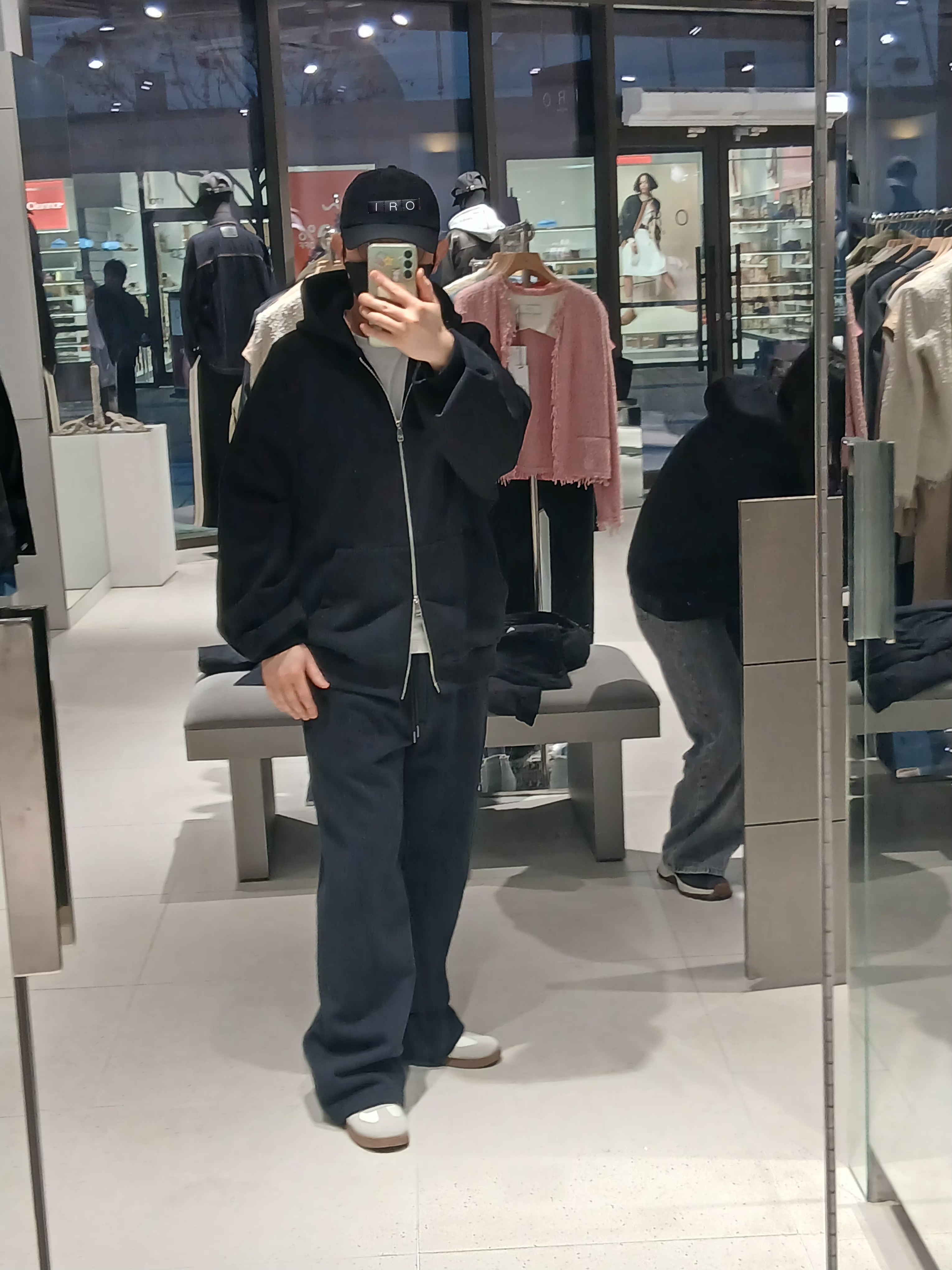 Maison Margiela Calfskin Replica Sneakers, IRO Voile Cushioned Fabric Hooded Zip-Up T-Shirt Black 착용 스타일 - 1