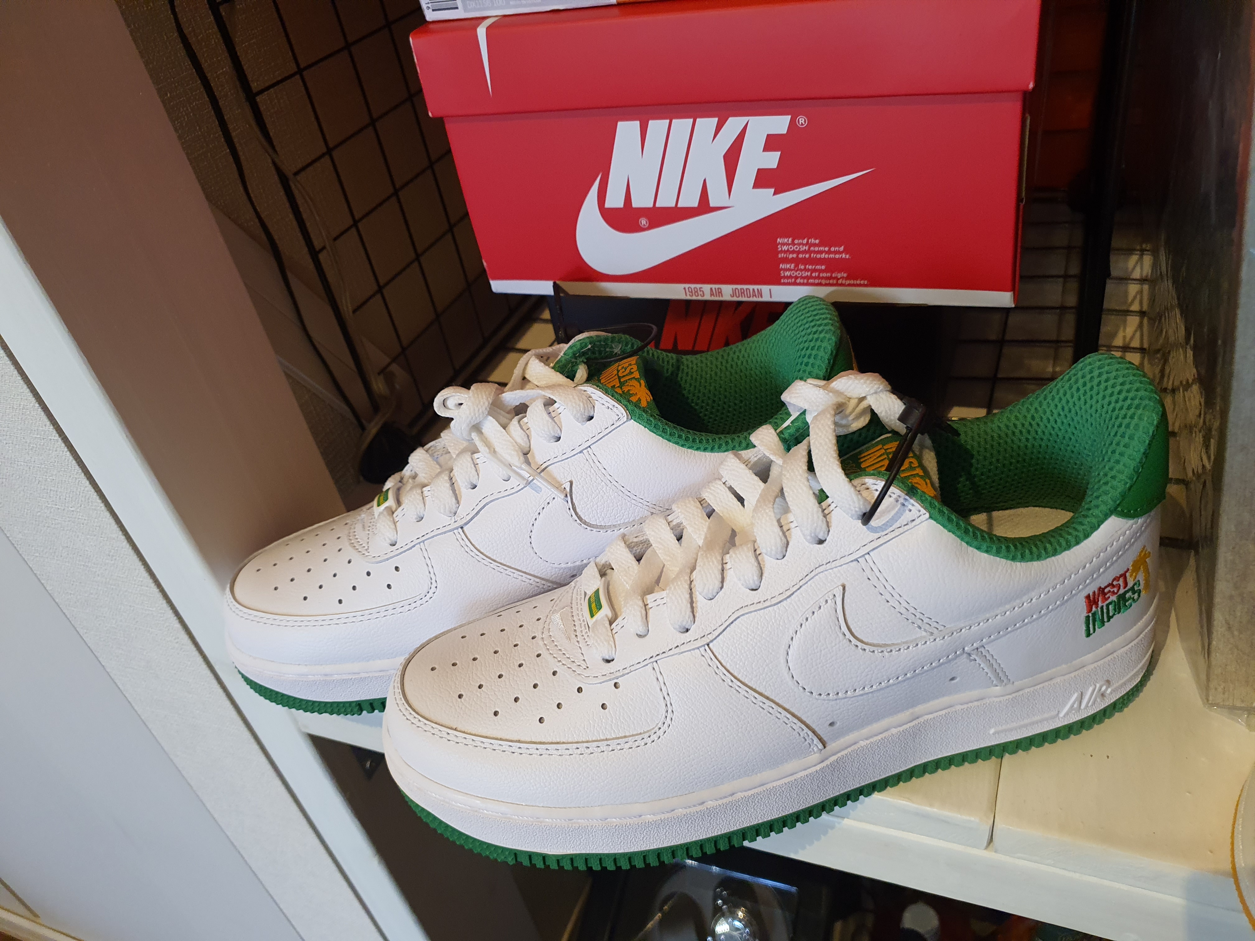 Nike Air Force 1 Low Retro QS West Indies Classic Green 착용 스타일 - 3