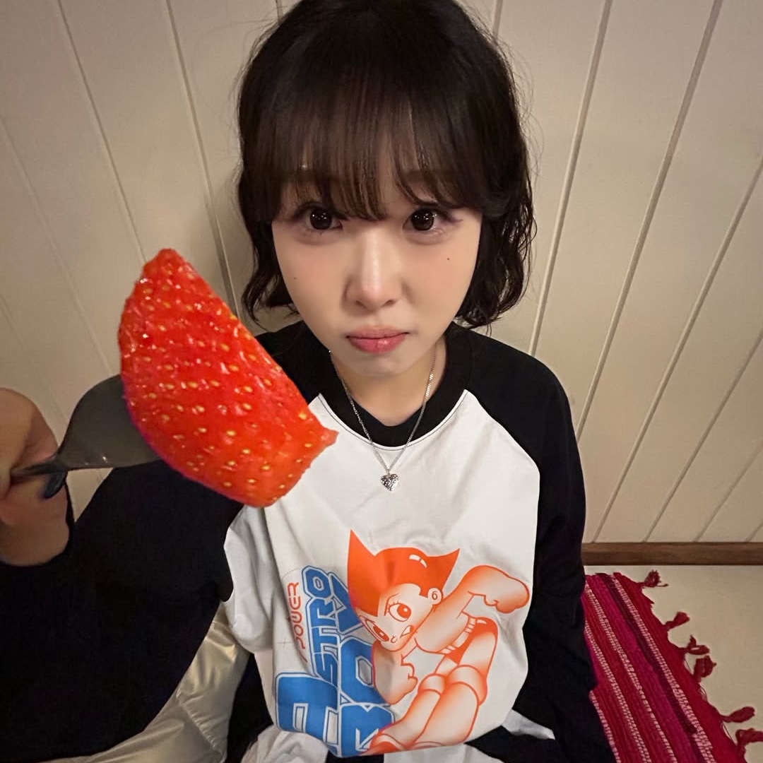 MAINBOOTH [Astro Boy] Cyberpunk Raglan T-shirt White 착용 스타일 - 3