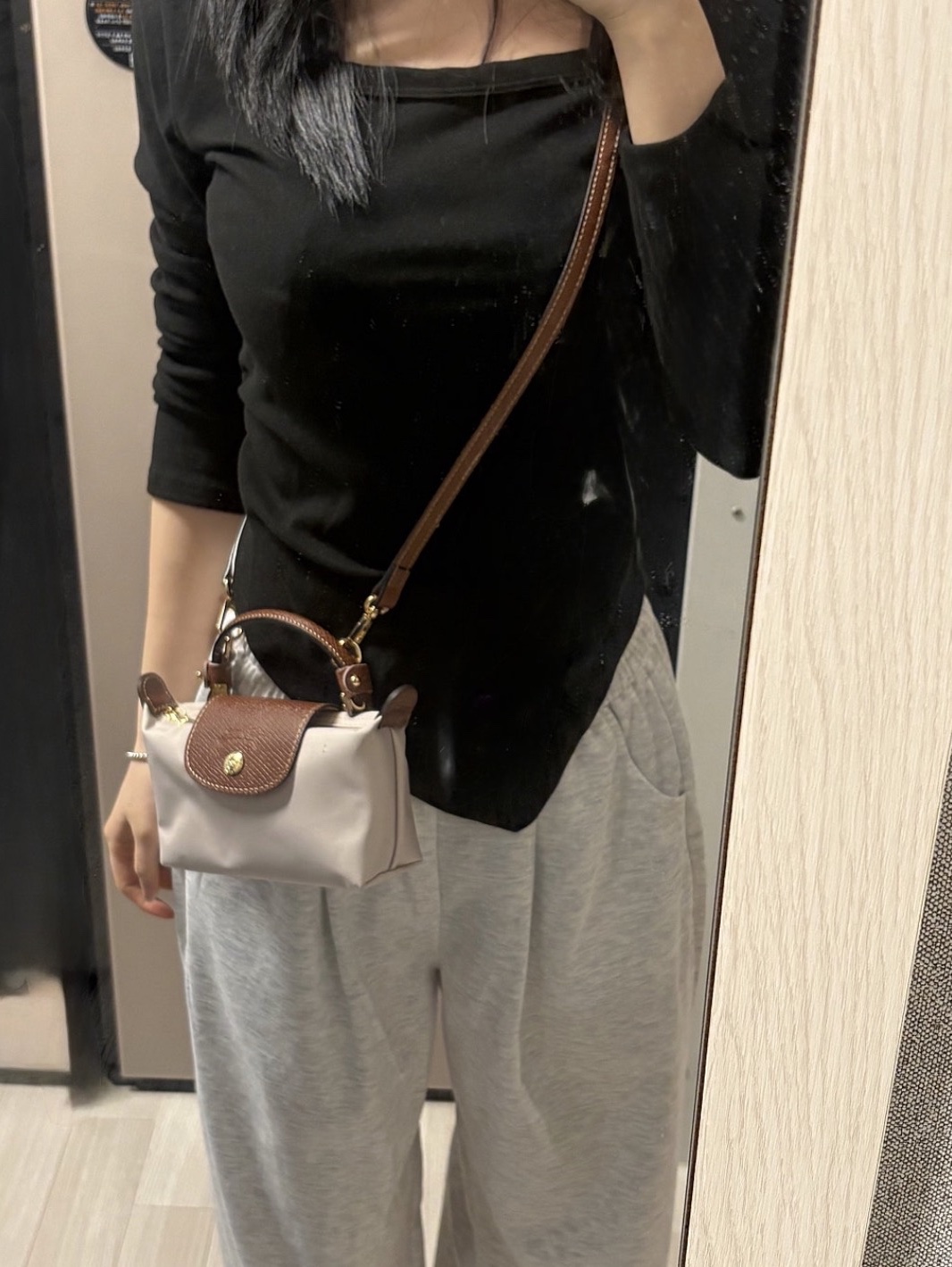 Longchamp Le Pliage Original Handle Pouch Black 착용 스타일