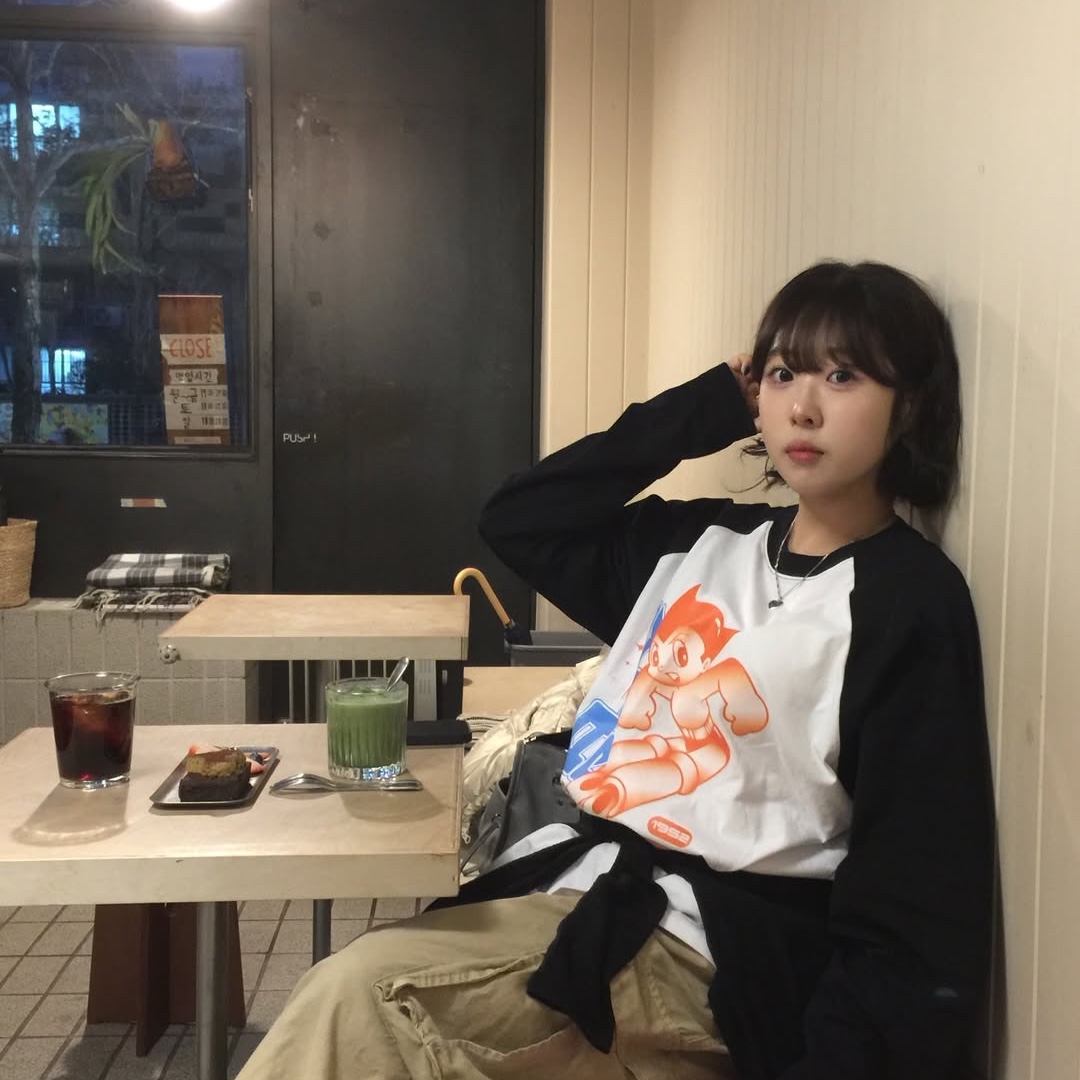 MAINBOOTH [Astro Boy] Cyberpunk Raglan T-shirt White 착용 스타일 - 5