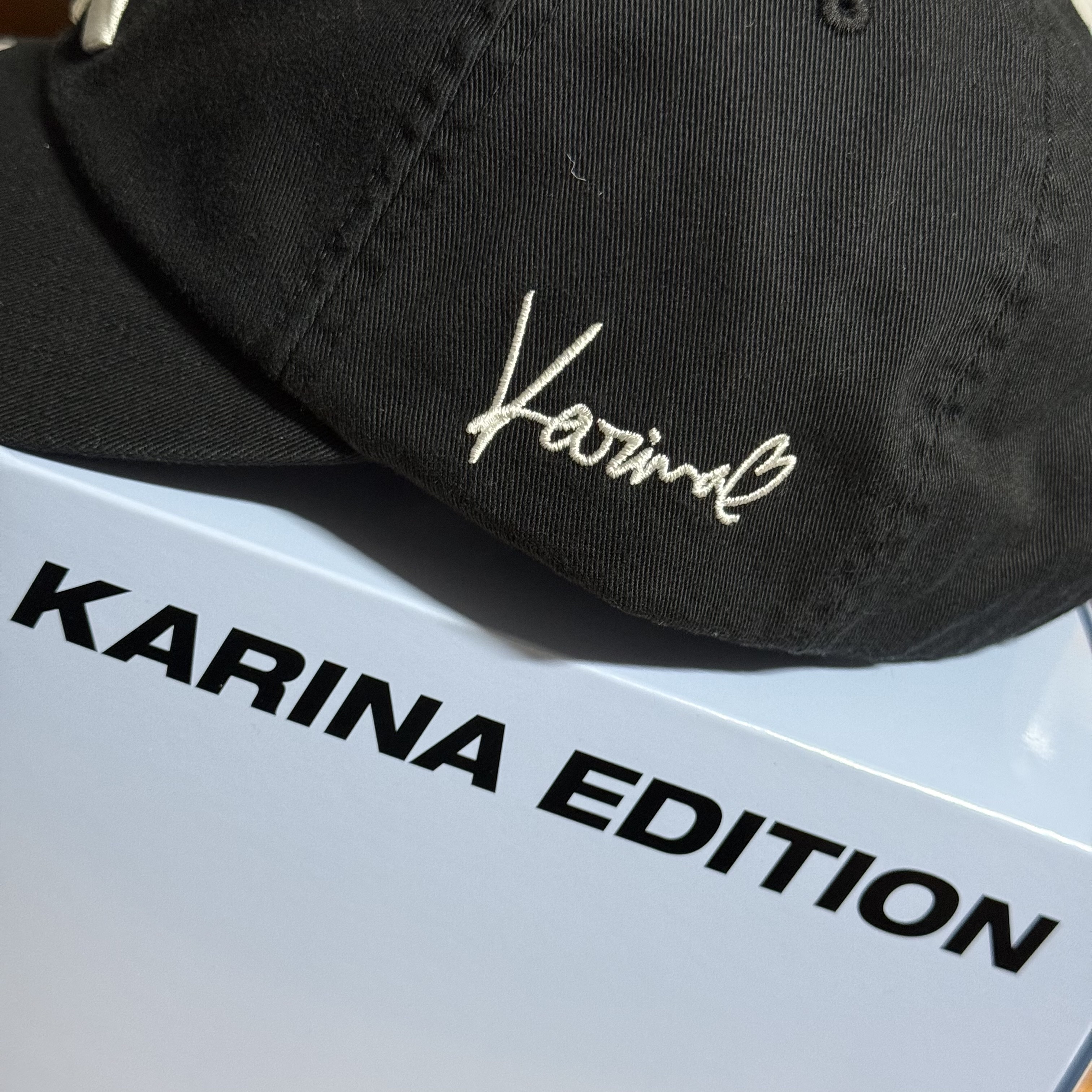 MLB x Karina Signature Unstructured Ball Cap Black 착용 스타일 - 2