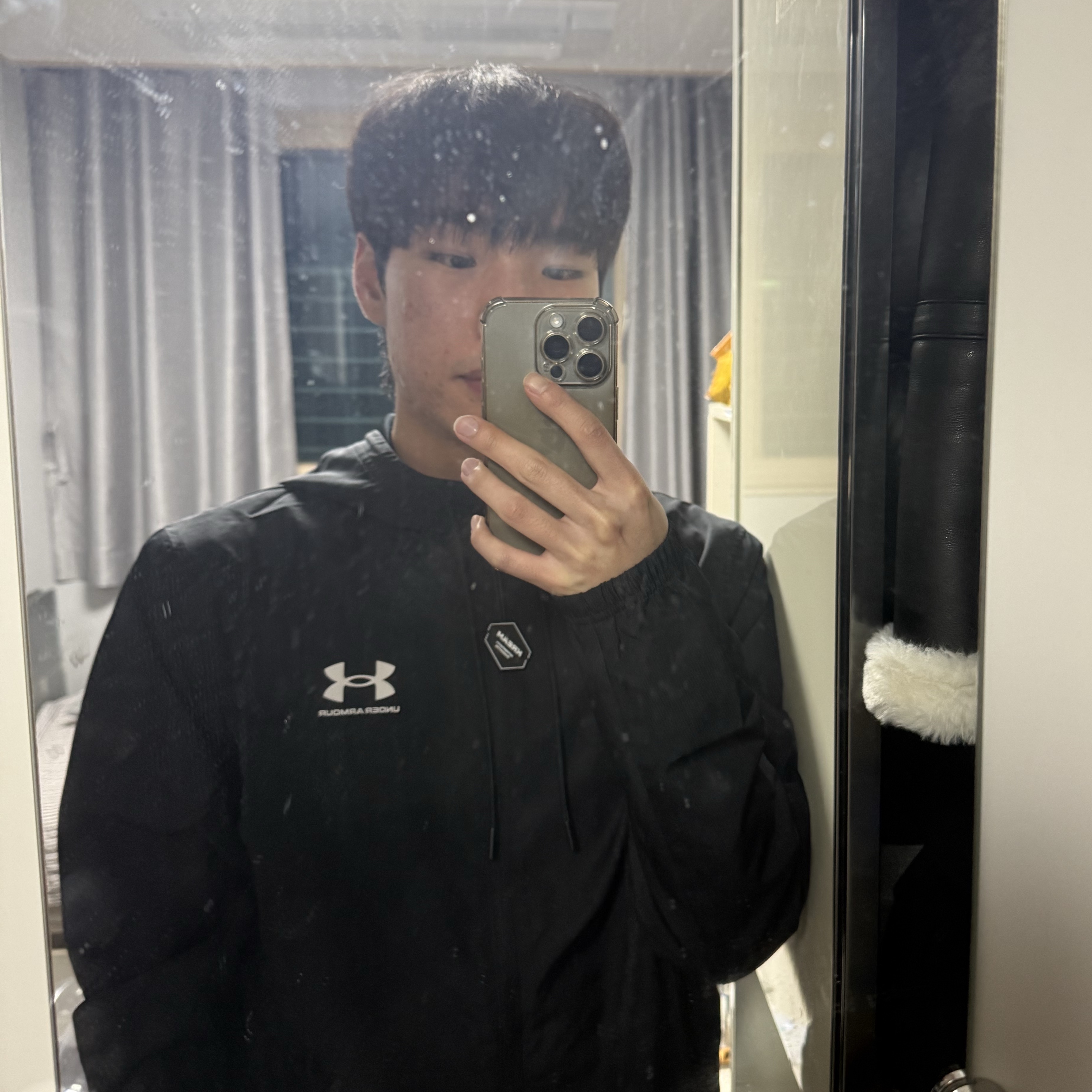 Under Armour Rival Woven Windbreaker Black White 착용 스타일