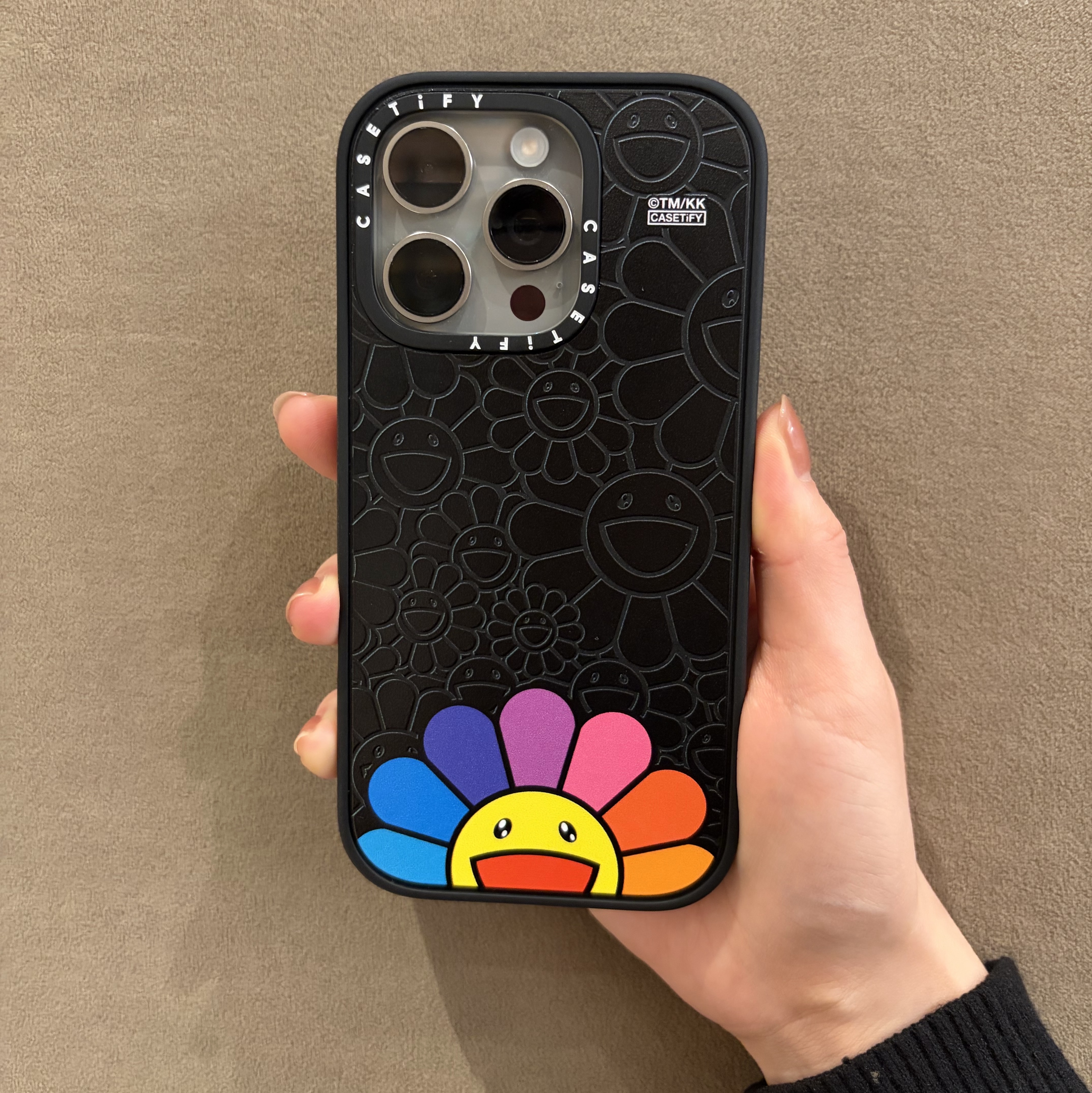 Casetify x Murakami Takashi iPhone Smile Rainbow Phone Magsafe Glazed Case, Casetify x Murakami Takashi iPhone Smile Pink Phone Magsafe Impact Case 착용 스타일 - 4