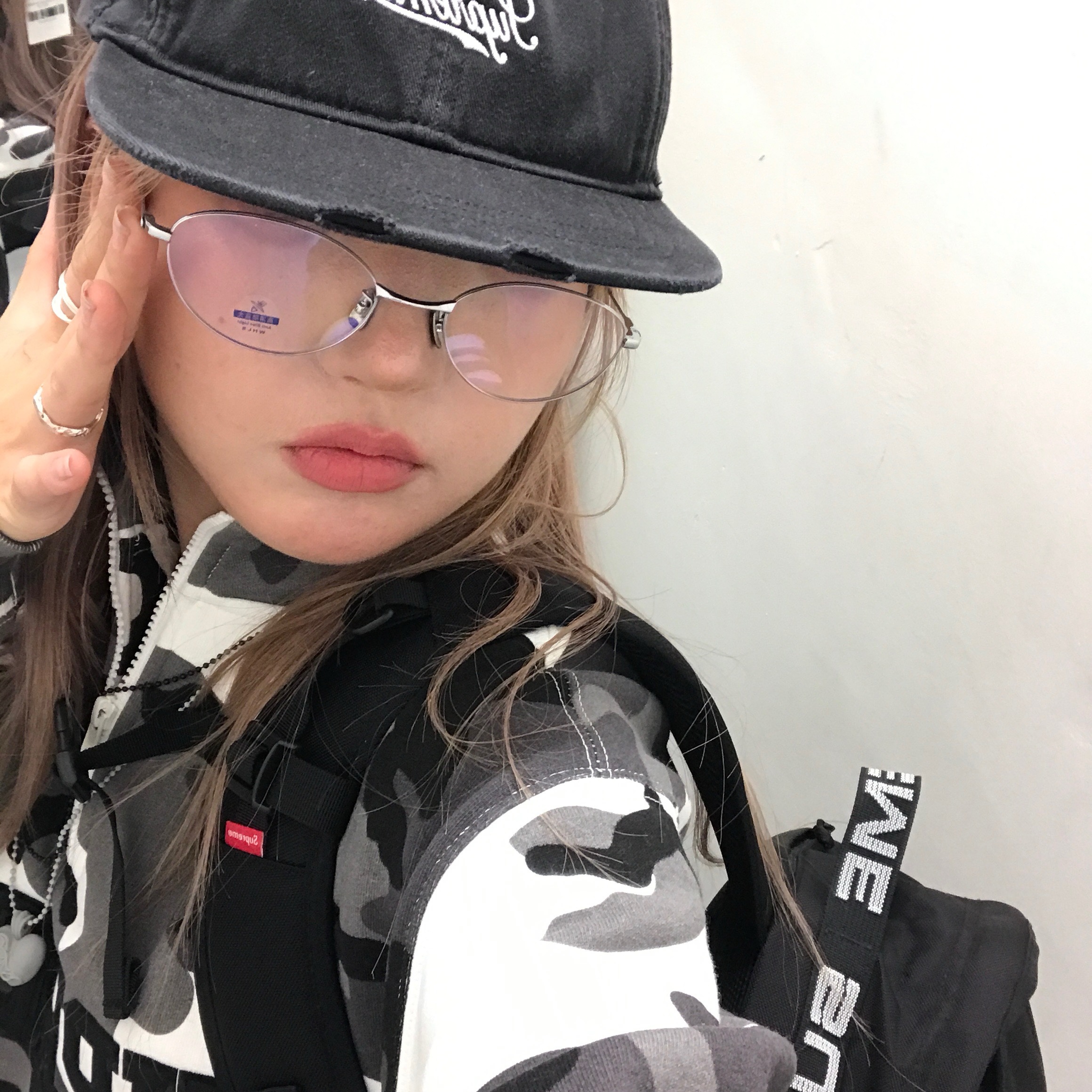 Supreme Backpack Black - 25SS, Supreme Shop Flag Half Zip Pullover Snow Camo Seoul - 26SS 착용 스타일 - 1