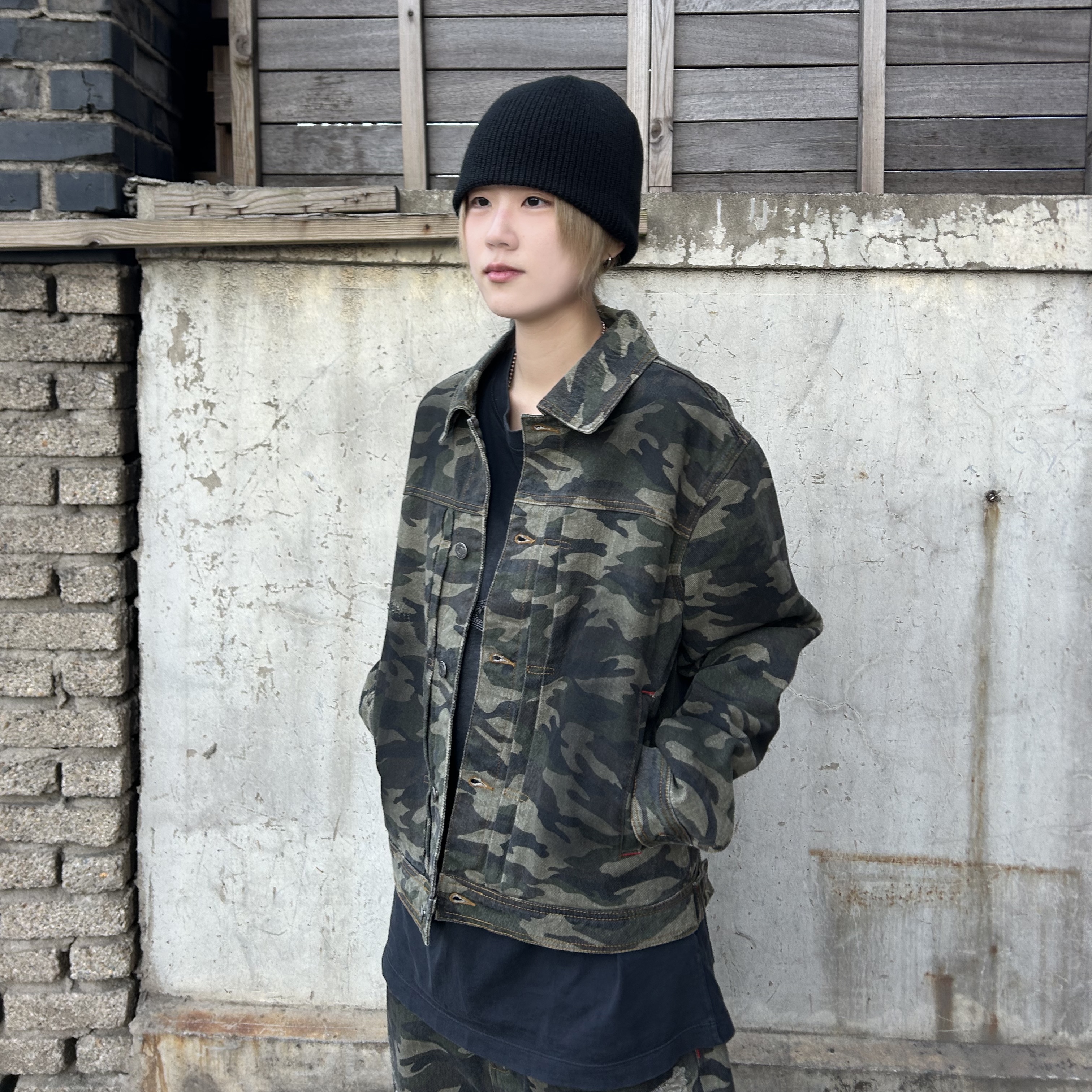MAINBOOTH Destroyed Camo Trucker Jacket CAMO 착용 스타일 - 1