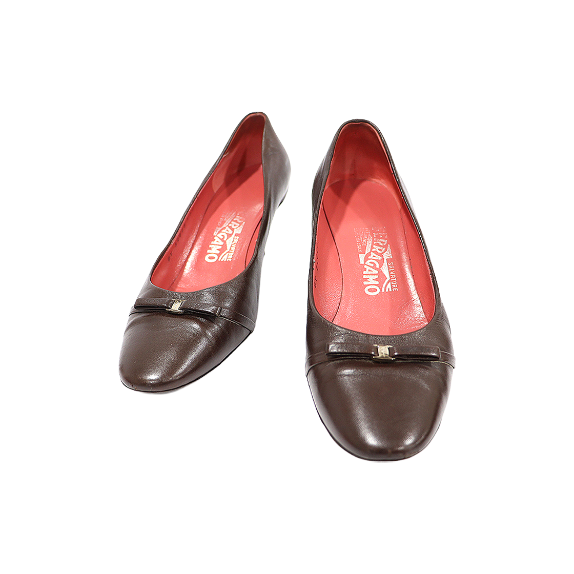 페라가모 브라운 레더 금장 간치니 로고 리본 장식 로우힐 펌프스 여성 구두 6.5D(Salvatore Ferragamo Brown Leather Gold-tone Gancini Logo Ribbon Low Heel Pumps 6.5D)