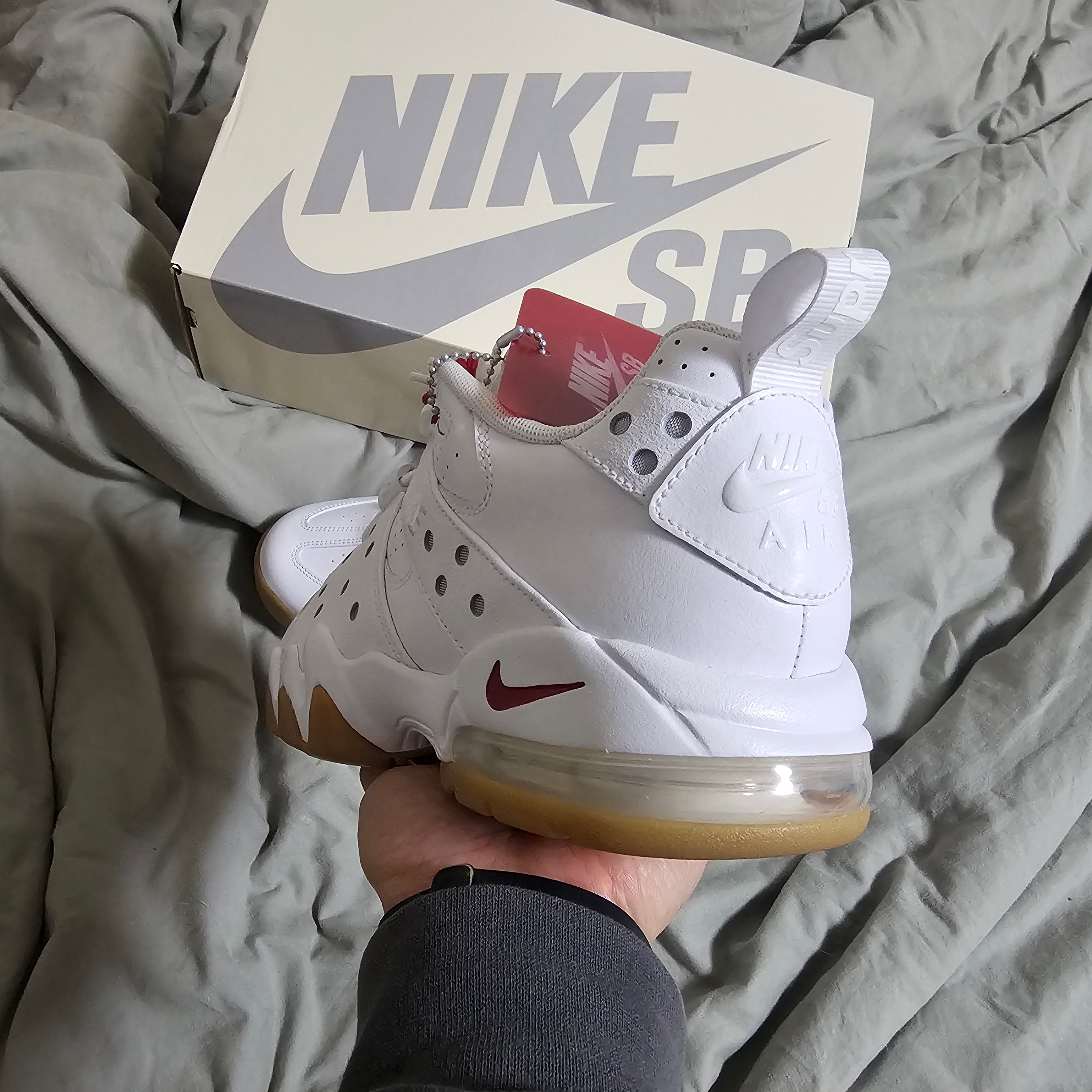 Nike x Supreme SB Air Max 2 CB 94 Low White Varsity Red White Gum Light Brown 착용 스타일 - 4