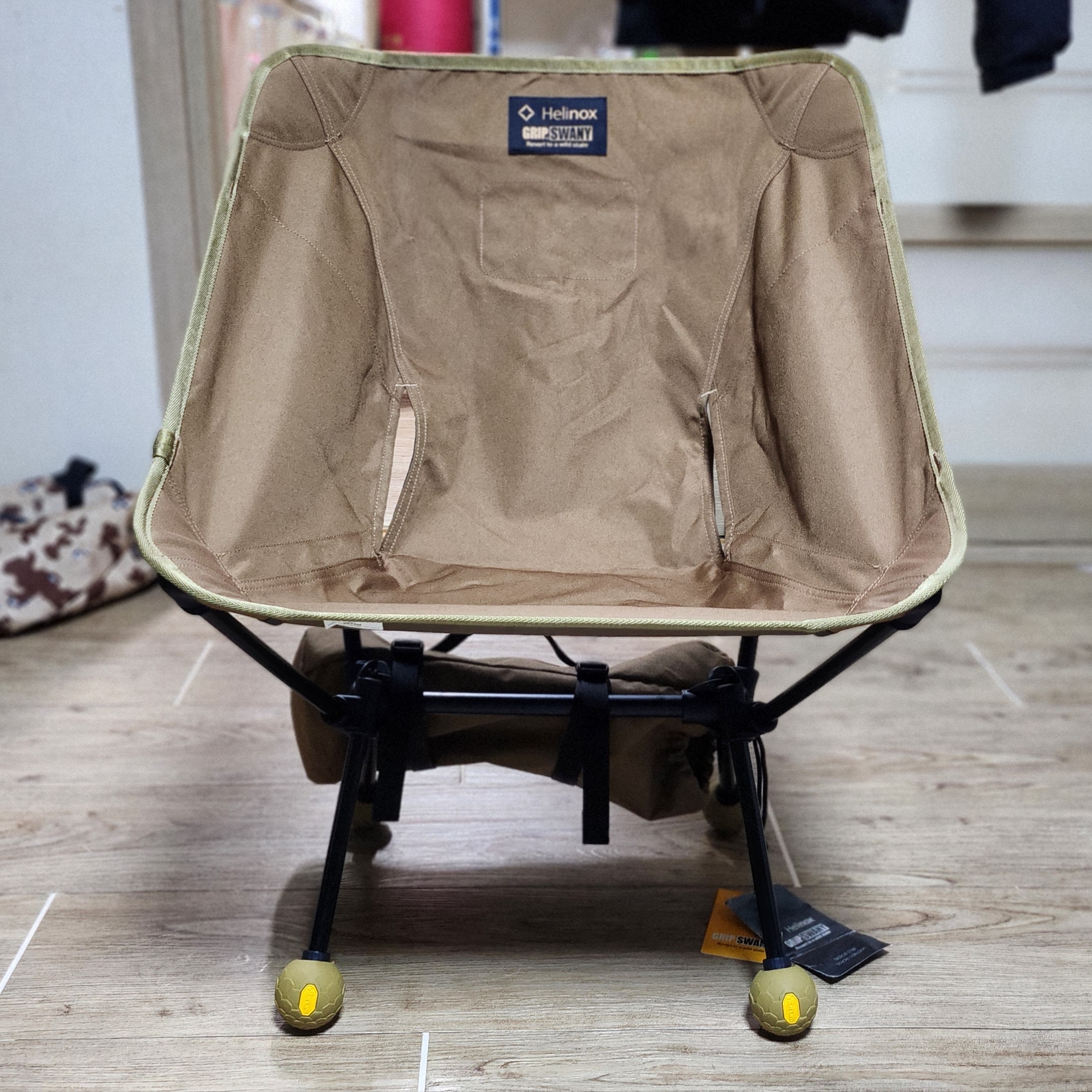 Grip Swany x Helinox Tactical Chair Set Coyote, Helinox Vibram Ball Feet 45mm Coyote Tan 착용 스타일 - 2