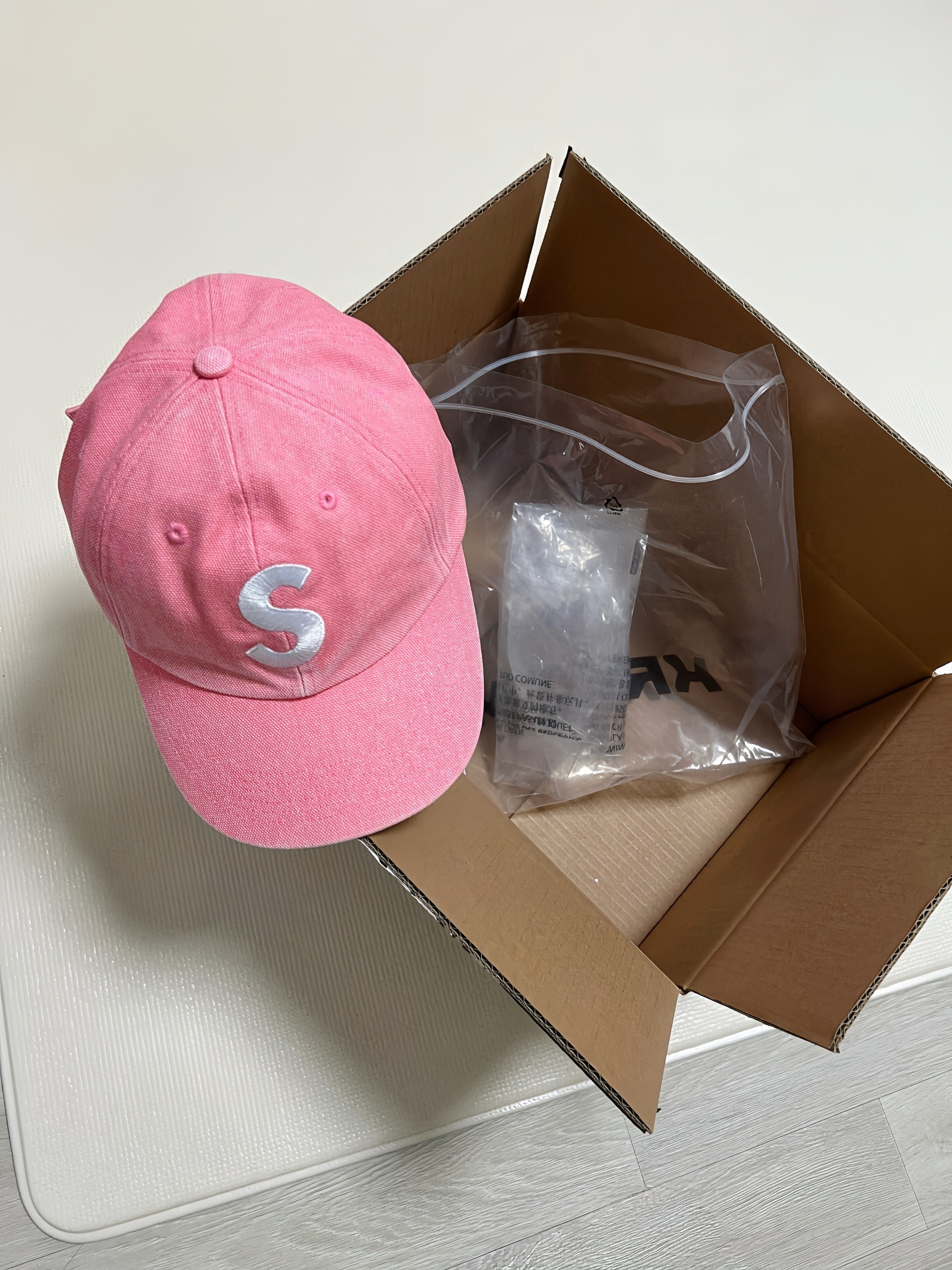 Supreme Pigment S Logo 6-Panel Bright Pink - 24FW 착용 스타일 - 3