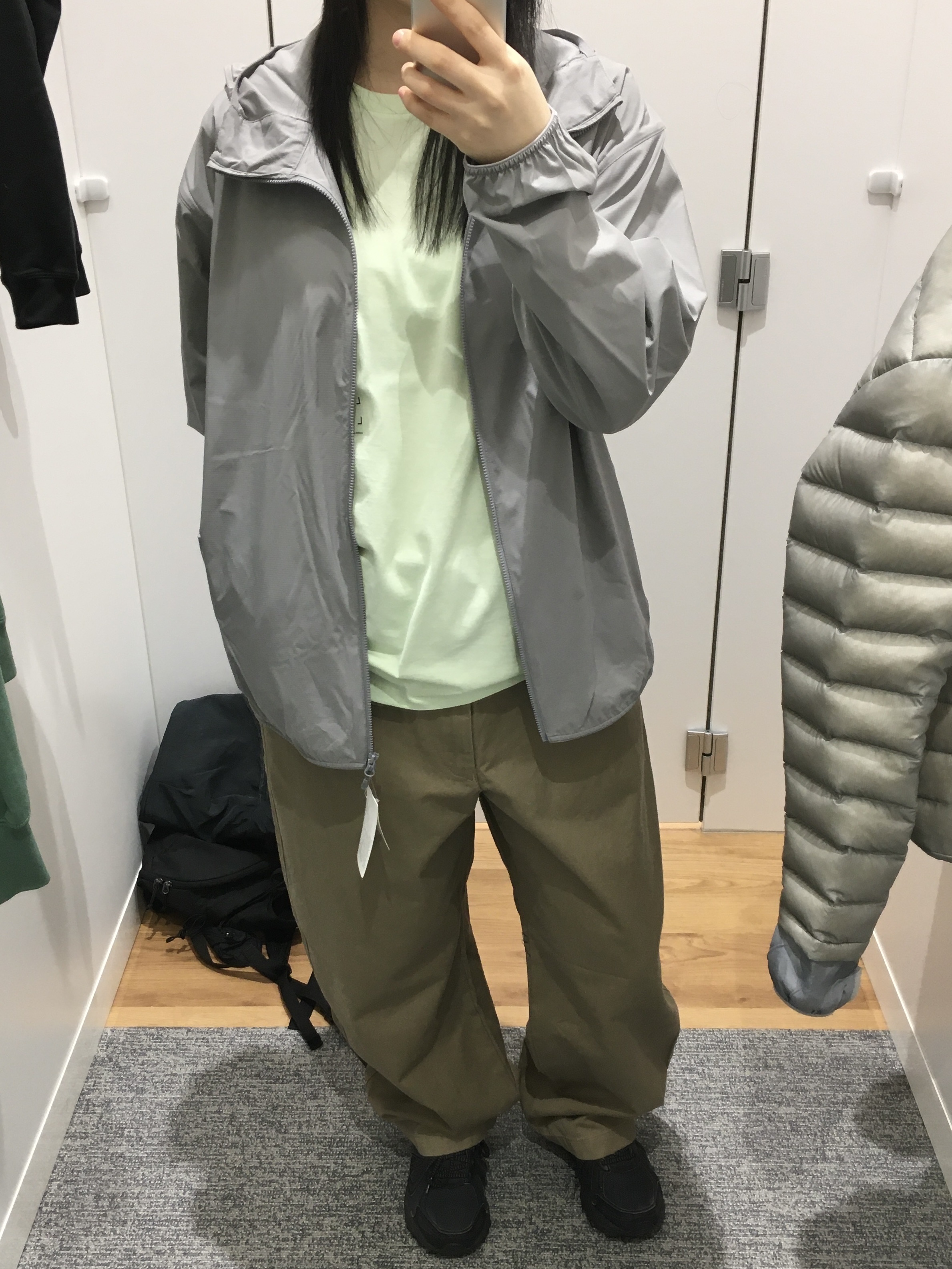 Uniqlo Pocketable UV Nanodesign Parka Gray - JP, New Balance 410v5 Black - 2E Wide 착용 스타일
