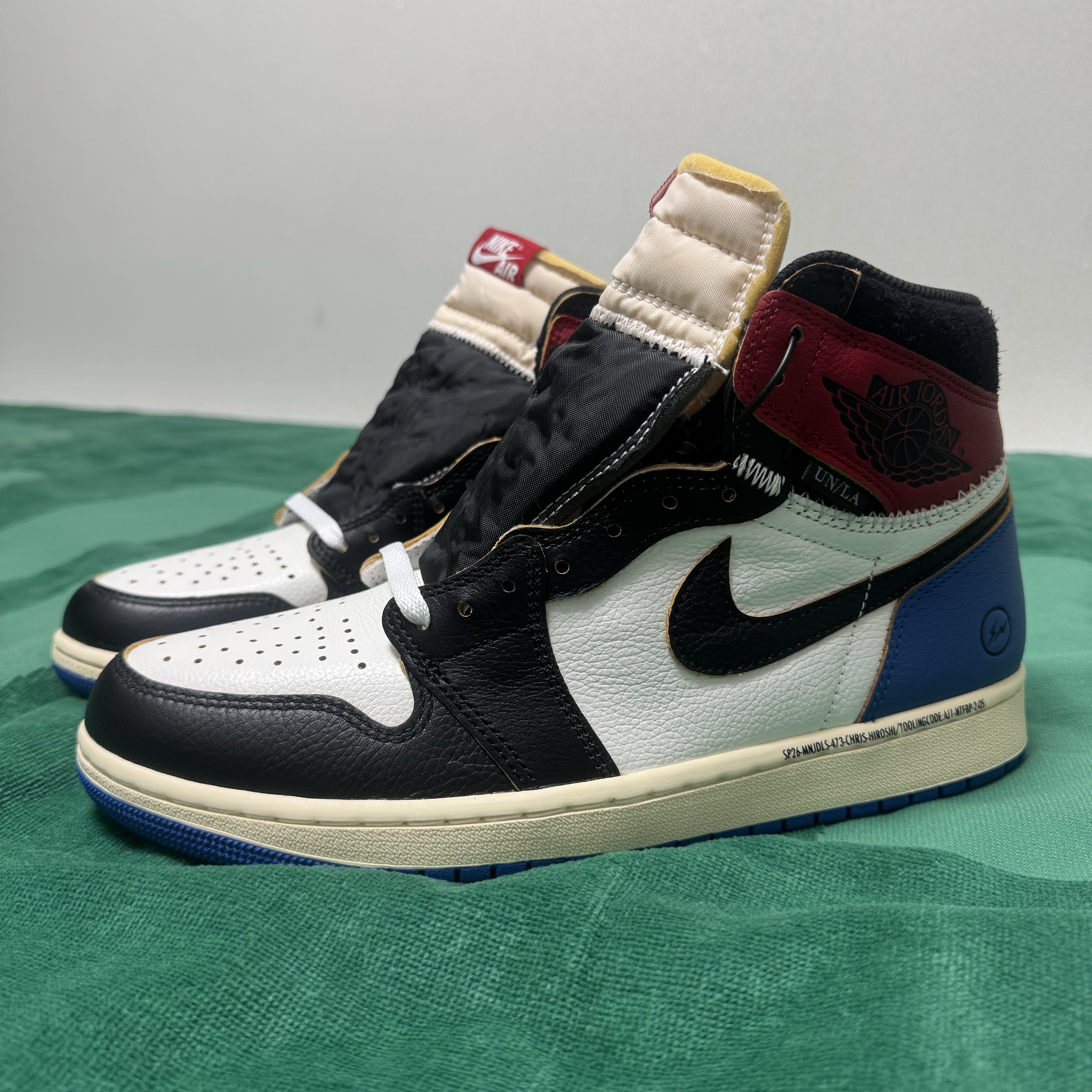 Jordan 1 x Fragment x Union LA Black and Varsity Red, Supreme Tonal Logo Towel Green - 23SS 착용 스타일