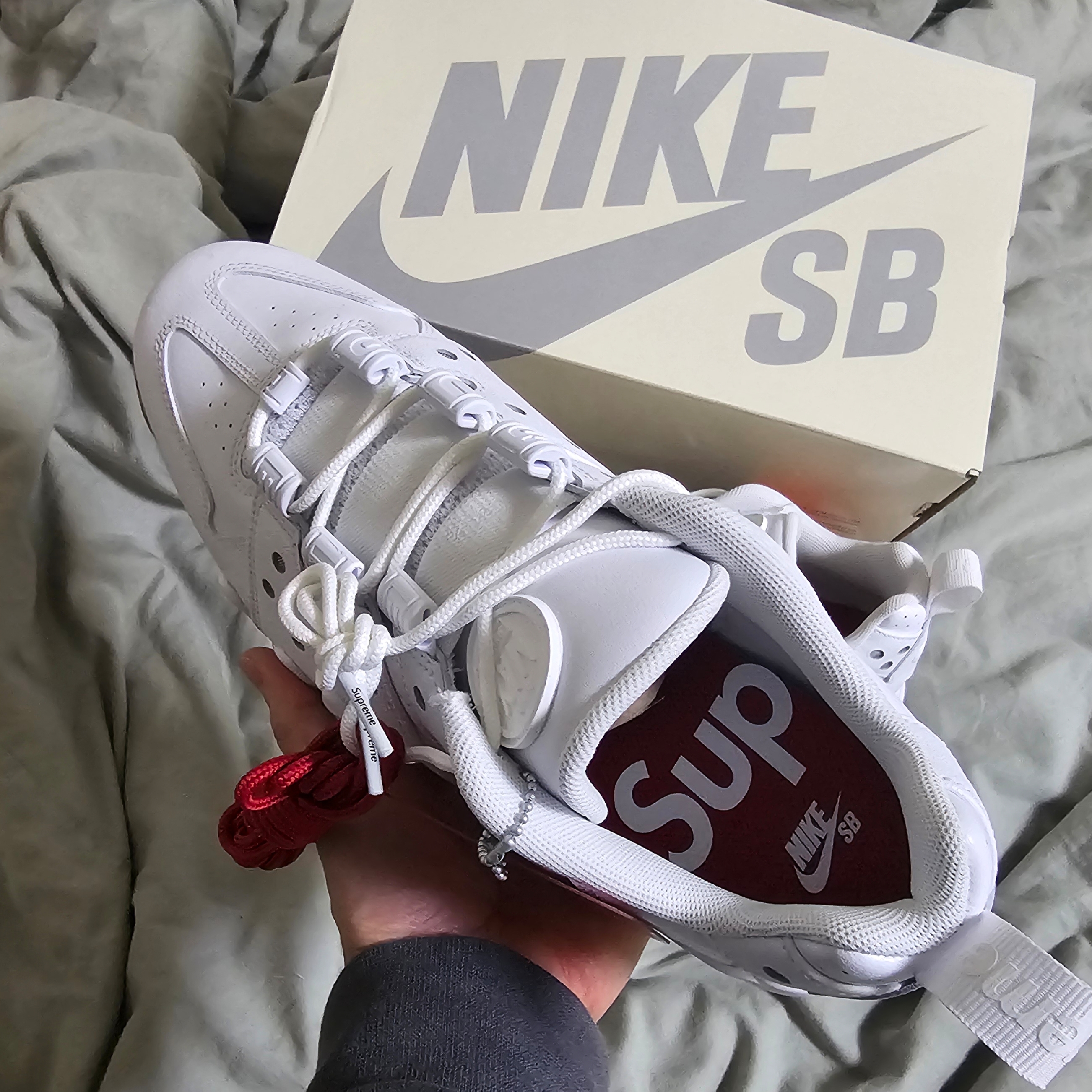 Nike x Supreme SB Air Max 2 CB 94 Low White Varsity Red White Gum Light Brown 착용 스타일 - 6