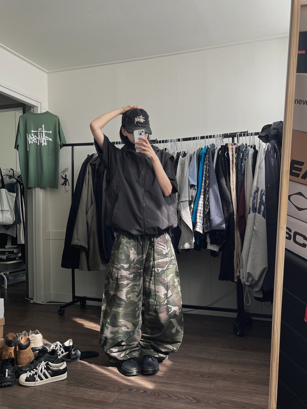 Stussy New Era 9twenty Basic Trucker Black, Oakley Light Breathe Triple Black 착용 스타일 - 2