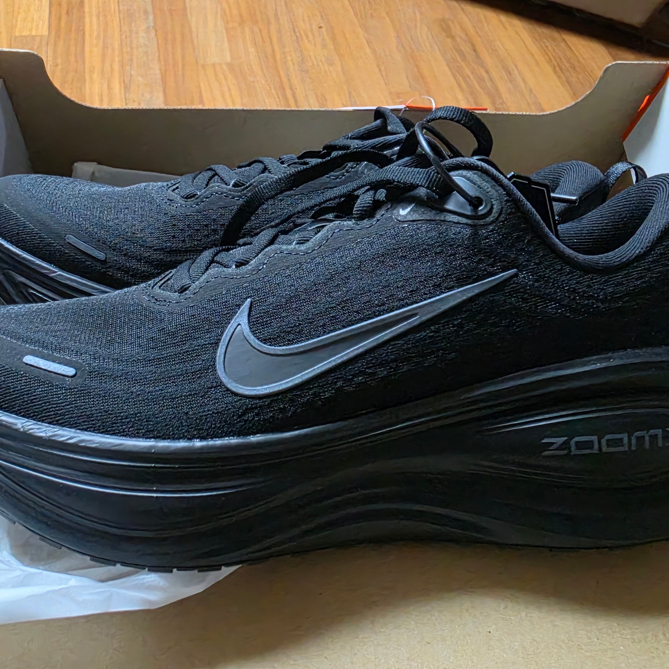 Nike Vomero Plus Black Metallic Dark Grey 착용 스타일