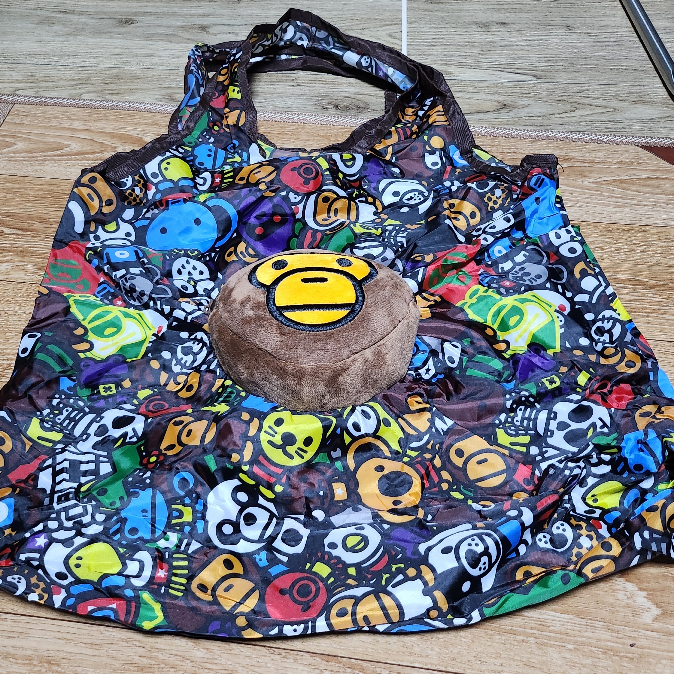 Starbucks x BAPE Baby Milo Neck Pillow, Starbucks x BAPE Baby Milo Foldable Bag 착용 스타일 - 2