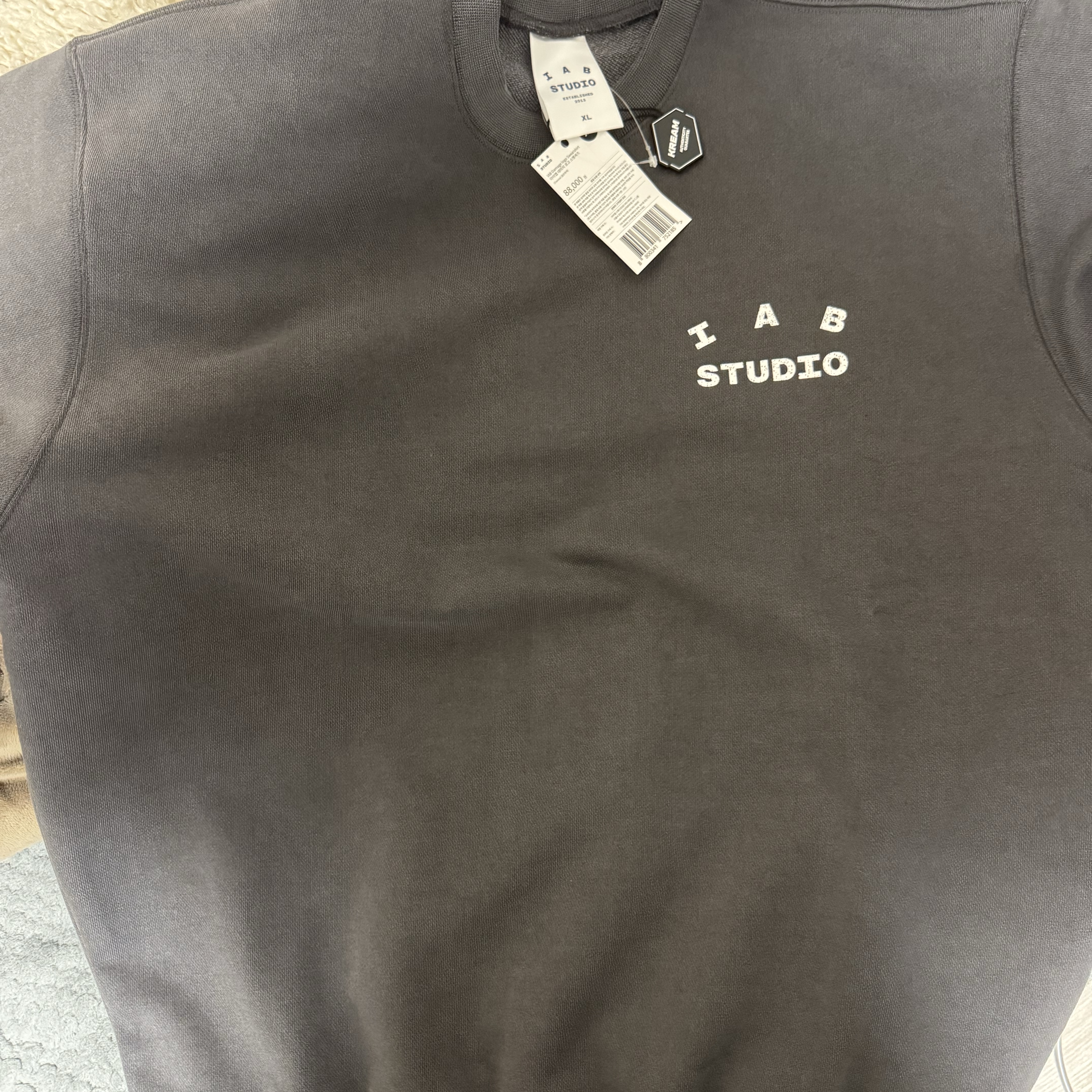 IAB Studio IAB Damaged Logo Sweatshirt Charcoal 착용 스타일
