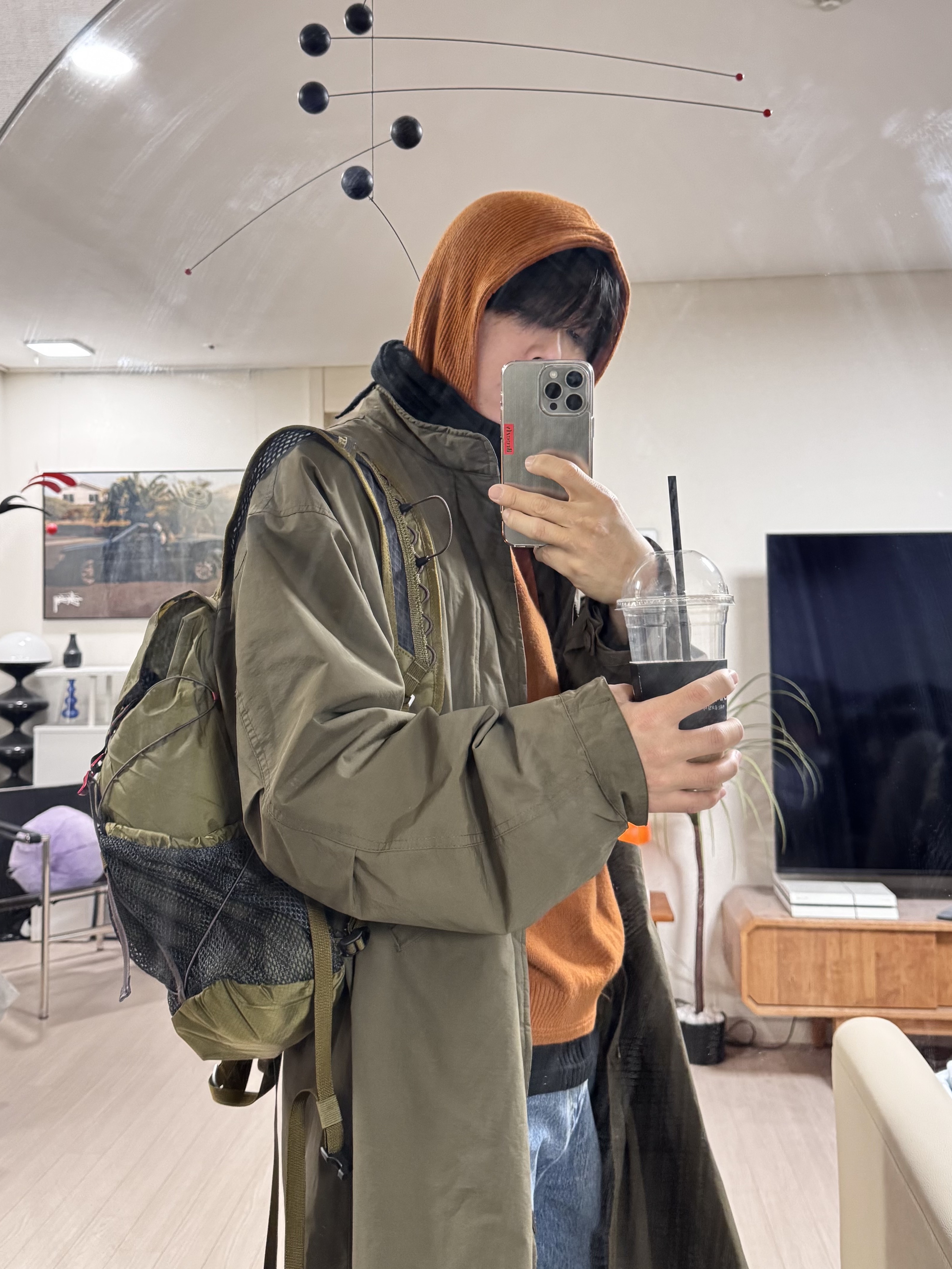 Klattermusen Tjalve 2.0 10L Backpack Olive 착용 스타일 - 1