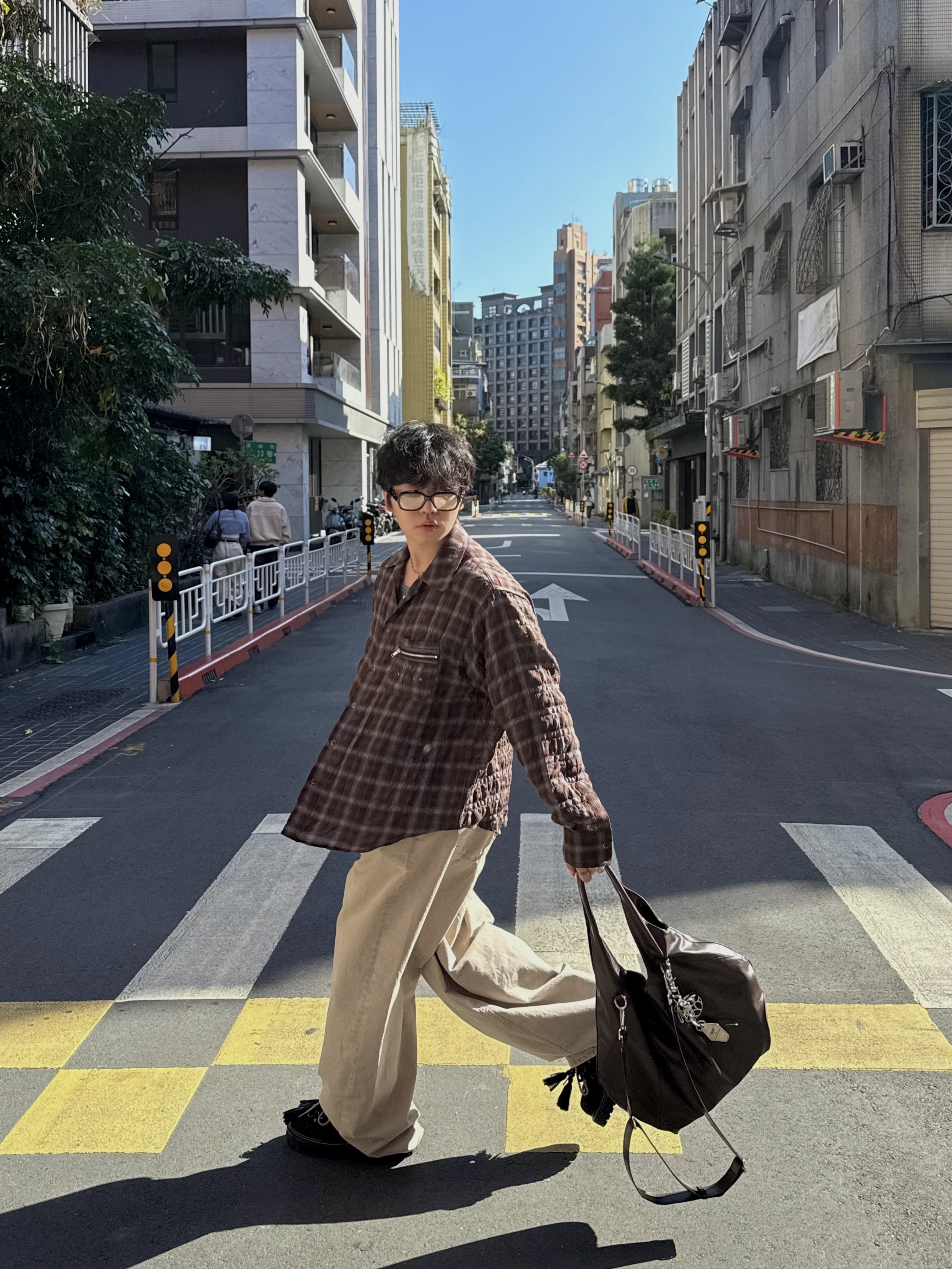 Gentle Monster x Maison Margiela MM114 Black Clear 착용 스타일 - 3