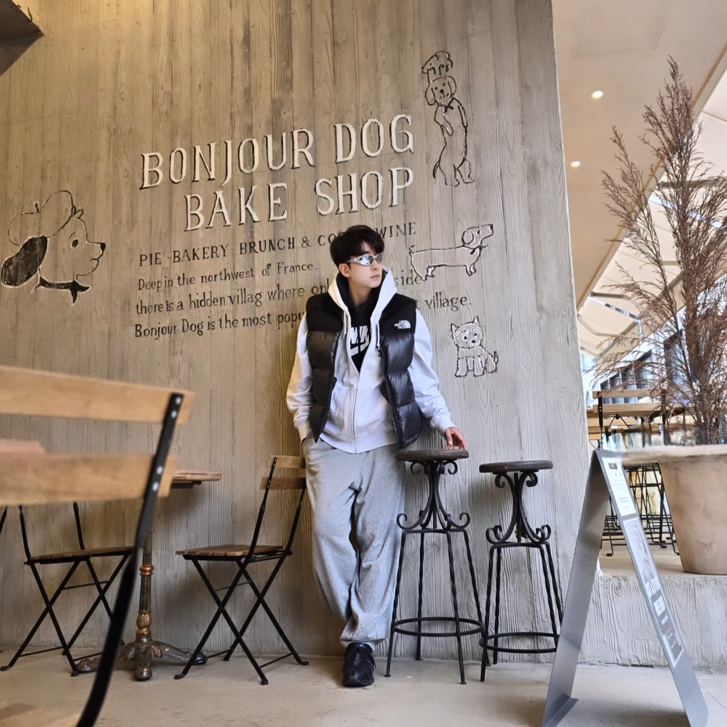 The North Face Novelty Nuptse Vest RDS Dark Gray - 25FW, Nike NSW Club Fleece Graphic Pullover Hoodie black - Asia 착용 스타일 - 2