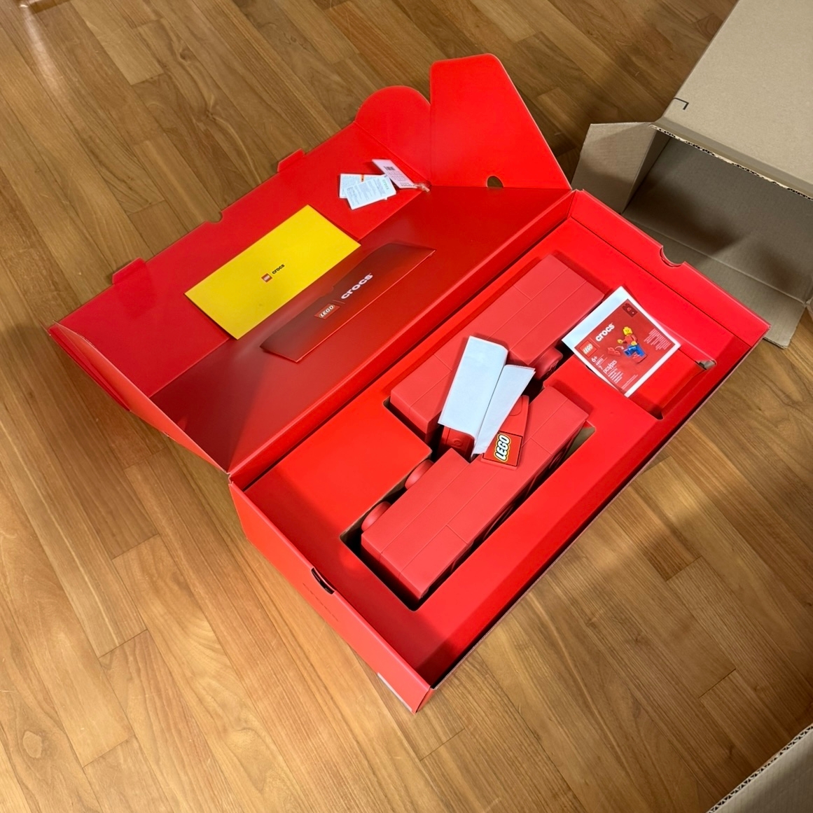 Lego x Crocs Brick Clog Bright Red 착용 스타일