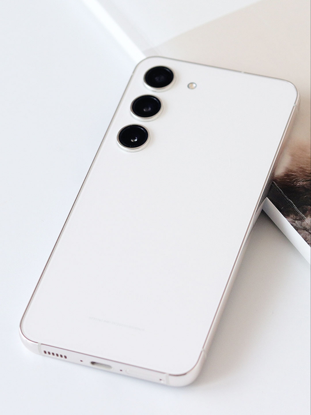 [S등급] Refurbished Galaxy S23 256GB Cream 착용 스타일