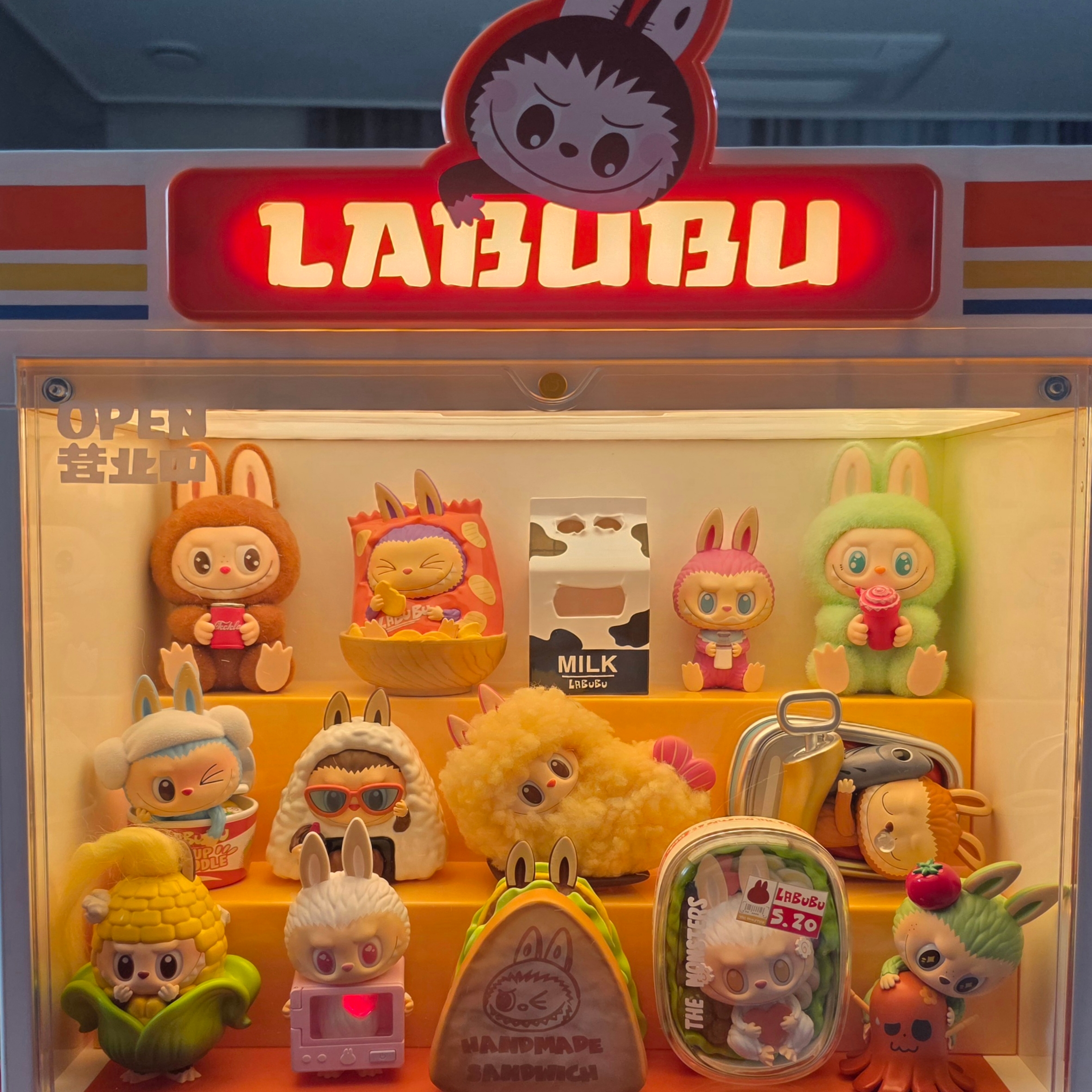 Pop Mart Labubu The Monsters Wacky Mart Series Display Container, Pop Mart Labubu The Monsters Wacky Mart Series Figures (12 Blind Boxes) 착용 스타일 - 2